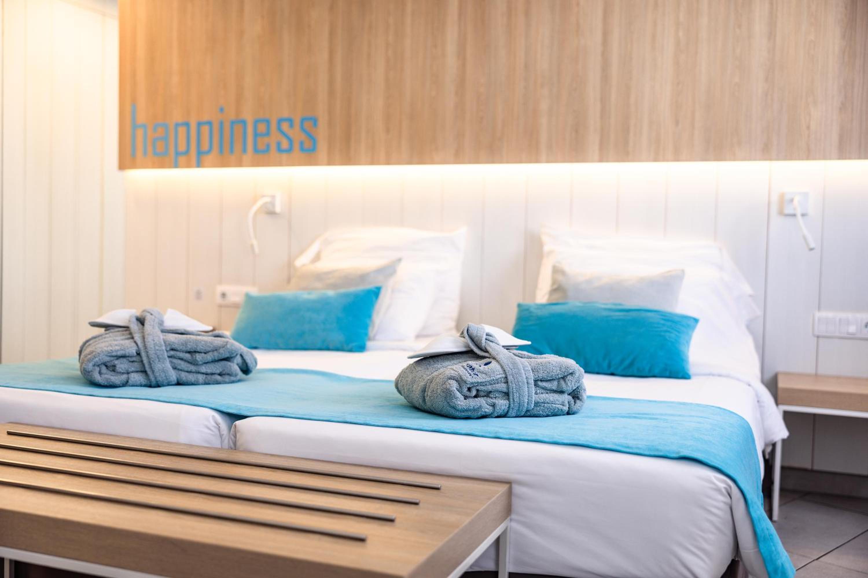 Superior Room with Balcony & Partial Sea View photo 3