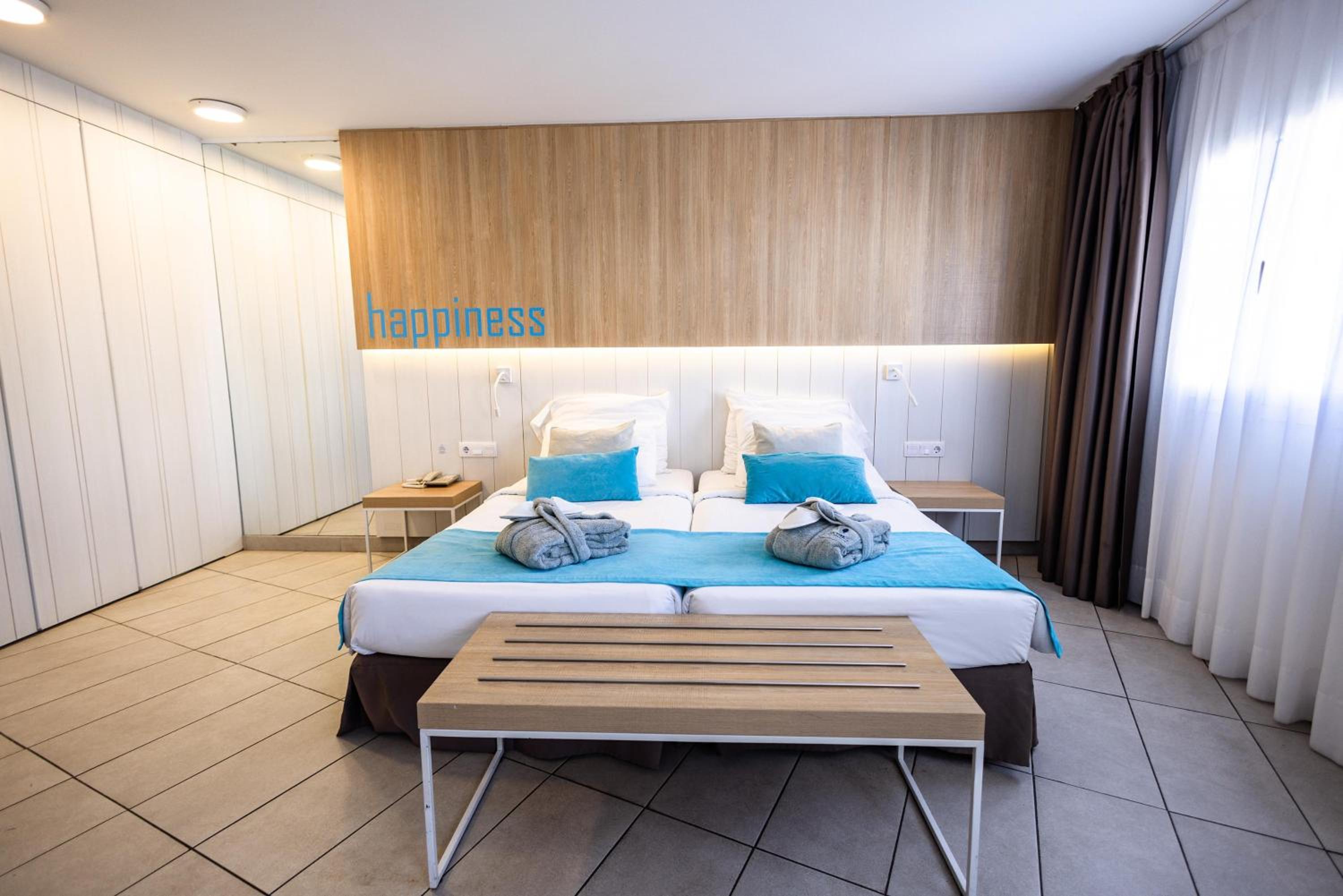 Habitación Superior con Balcón y Vista Parcial al Mar