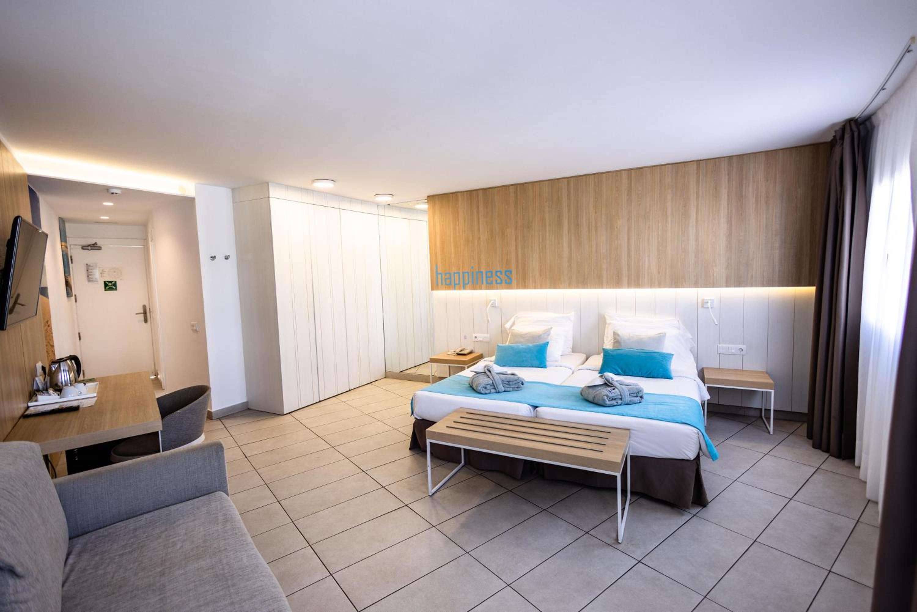 Superior Room with Balcony & Partial Sea View photo 2
