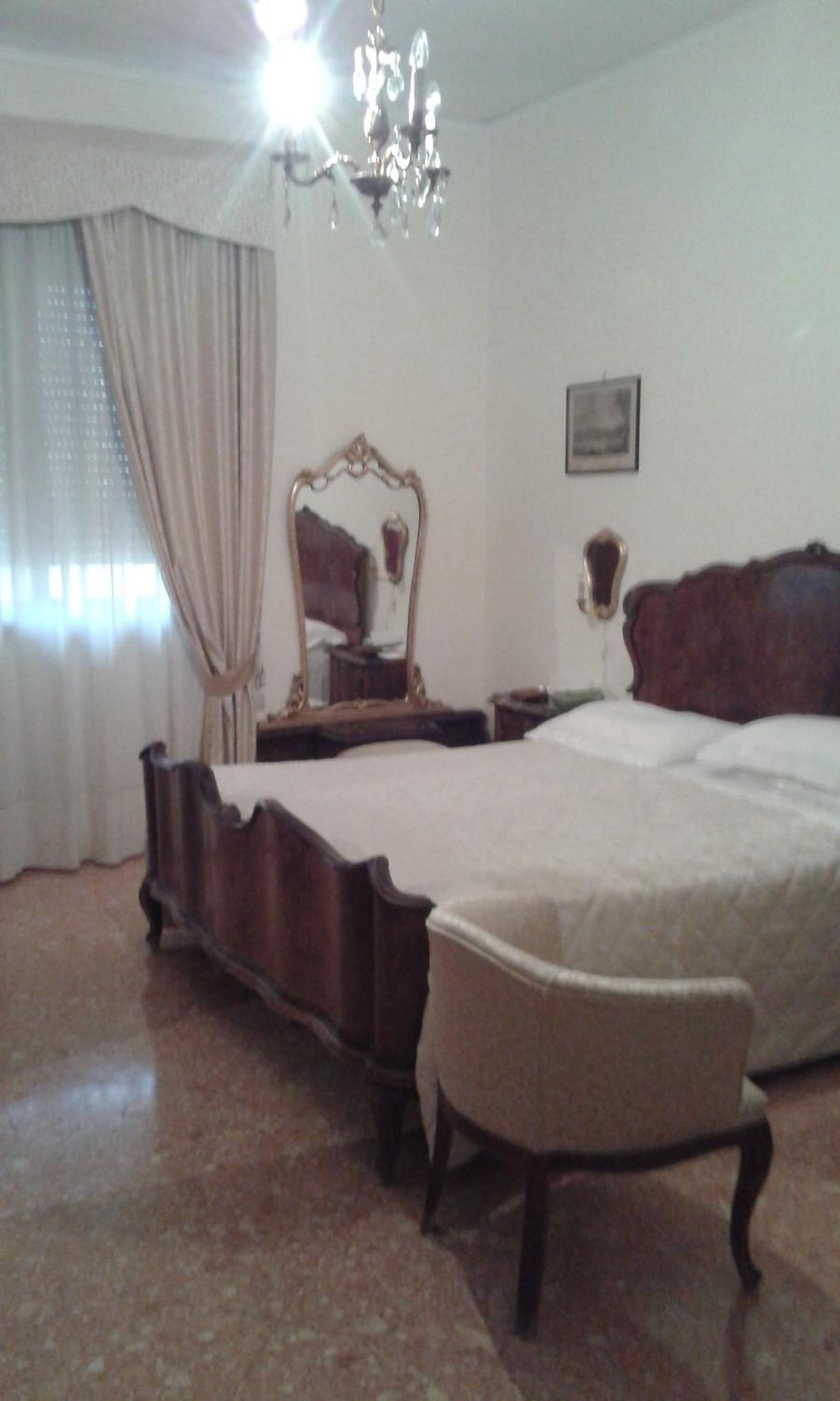 Queen Room with Shared Bathroom photo 2