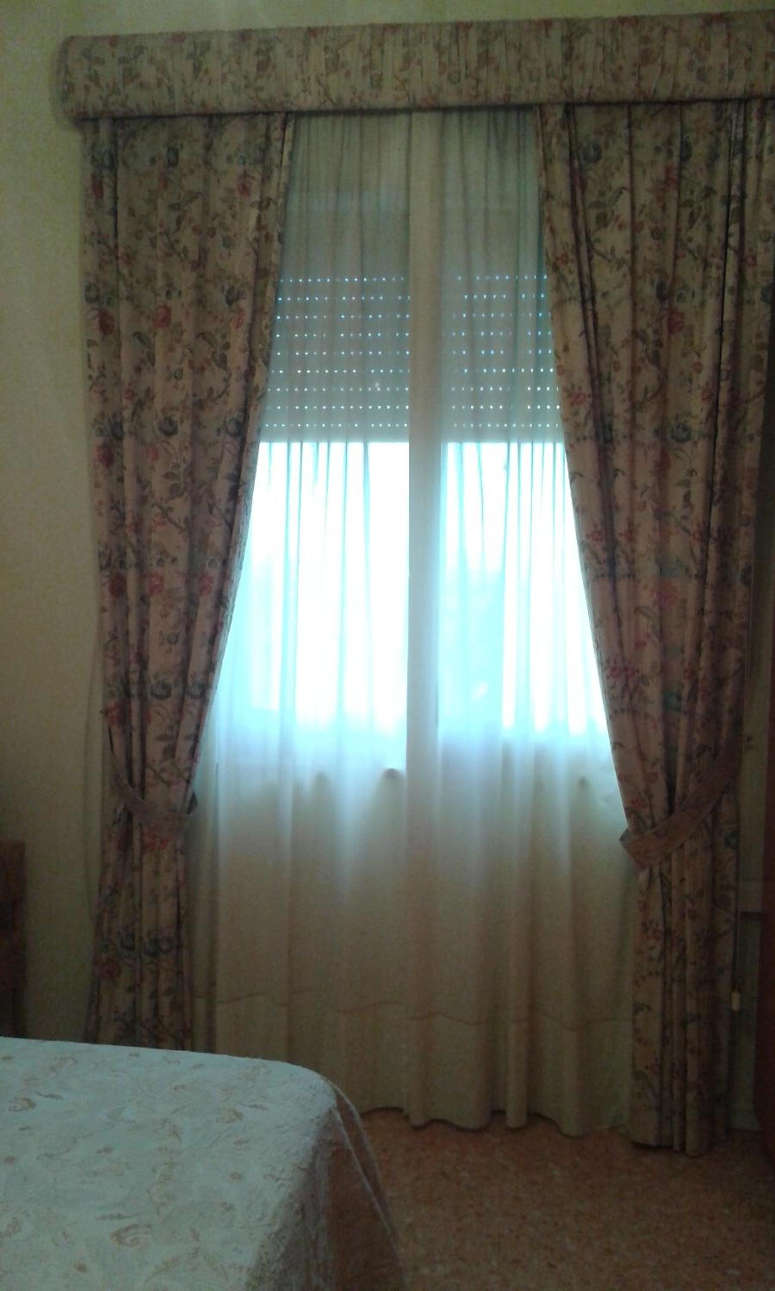 Queen Room with Shared Bathroom photo 2