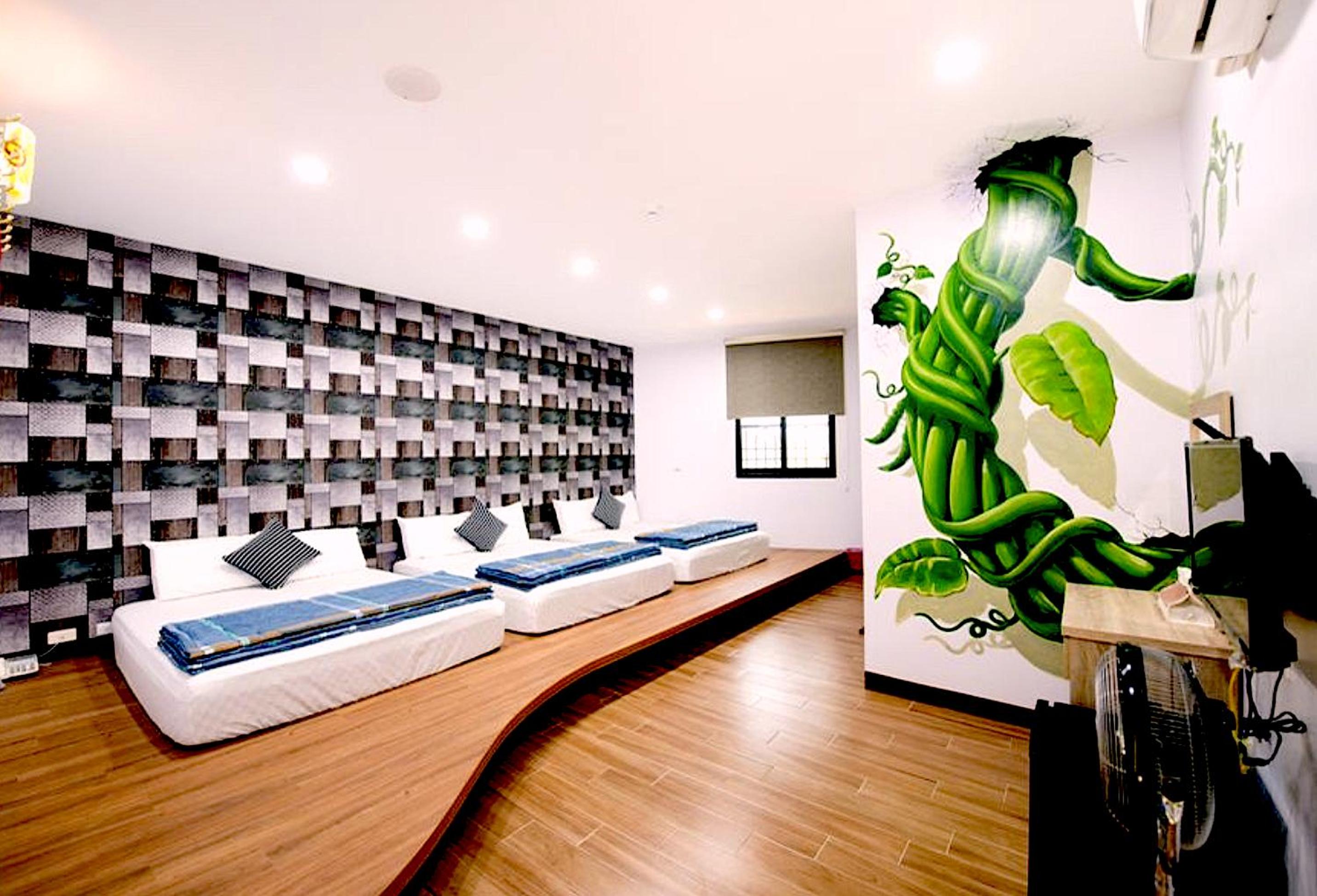Superior Family Room photo 1