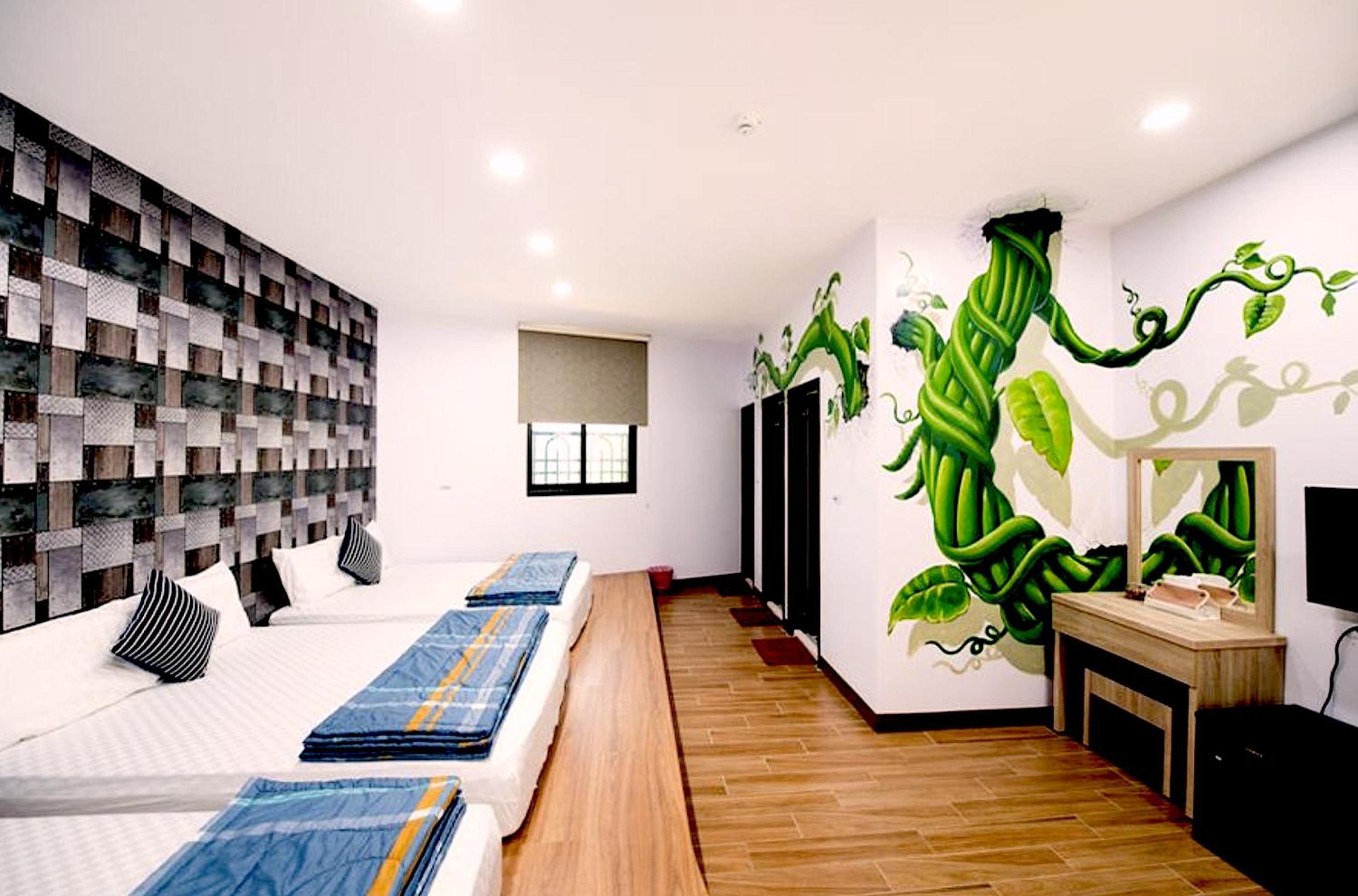 Superior Family Room photo 2