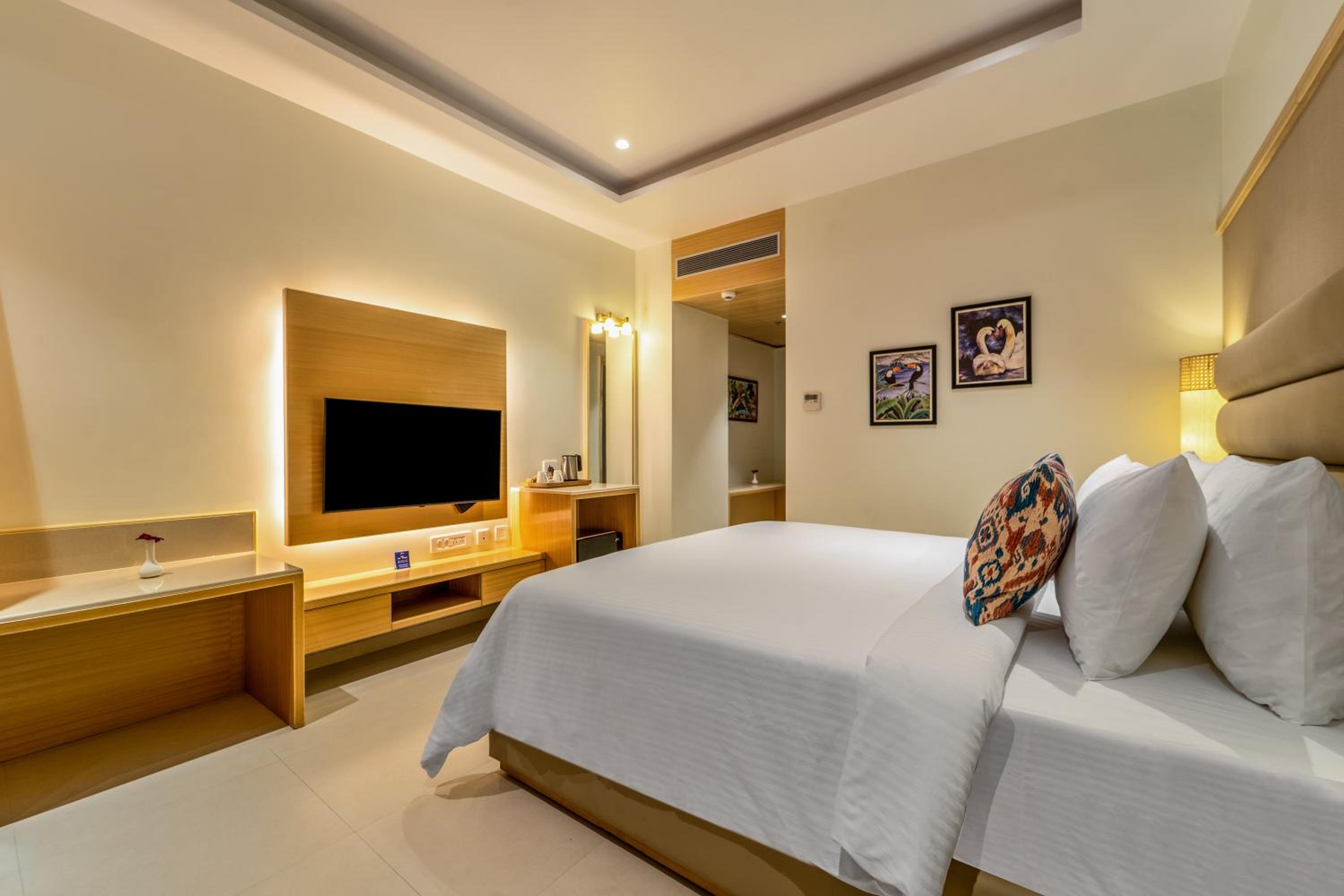 Deluxe King Room: Avail 15% discount on FNB - Photo 4