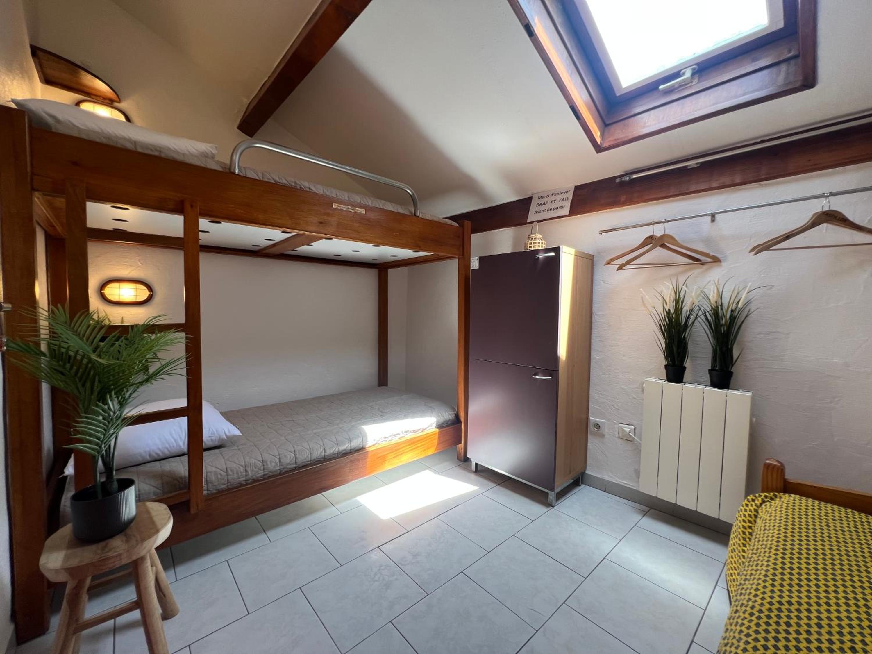Single Bed in 4-Bed Dormitory Room photo 1