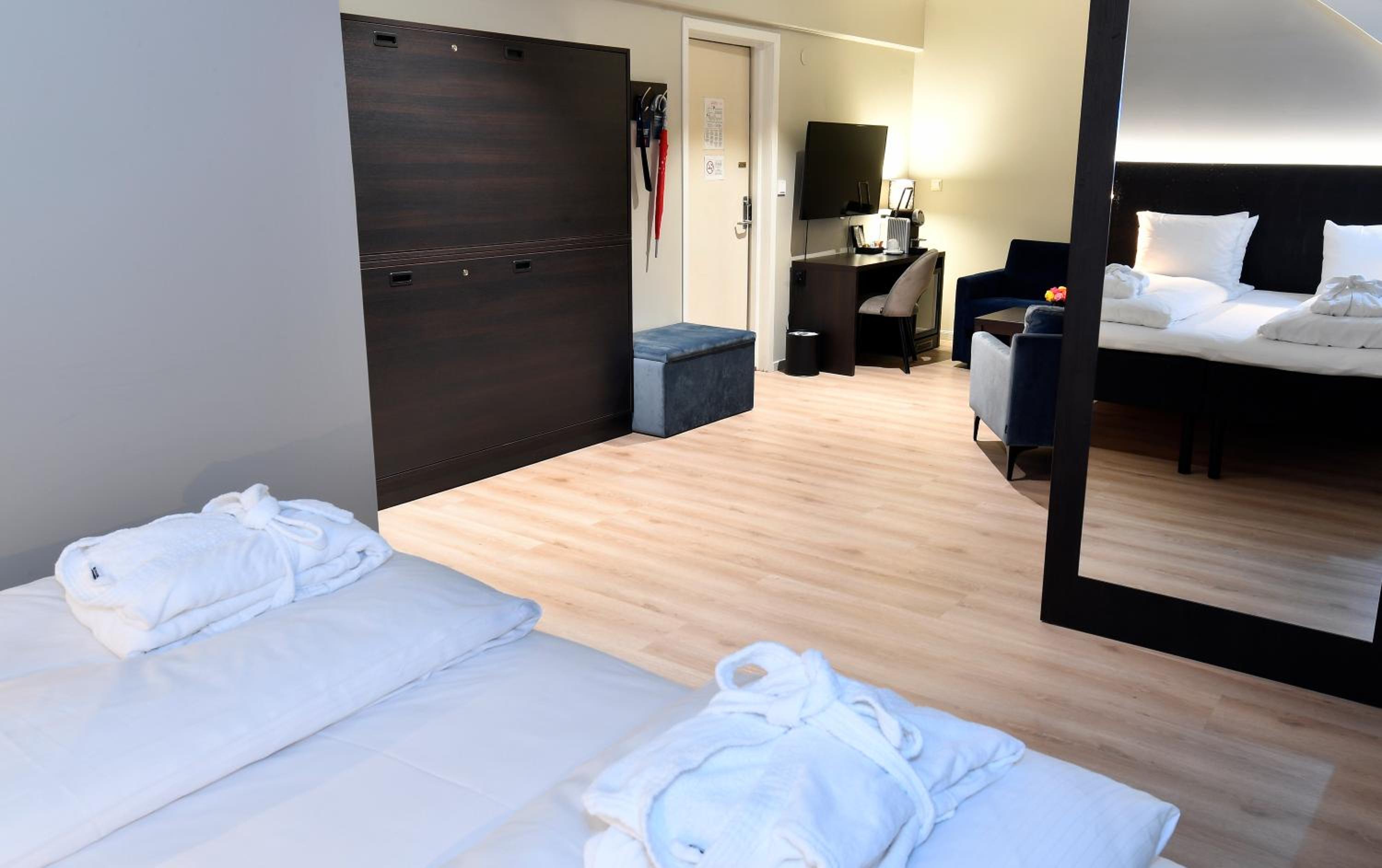 Business Room - Photo 3