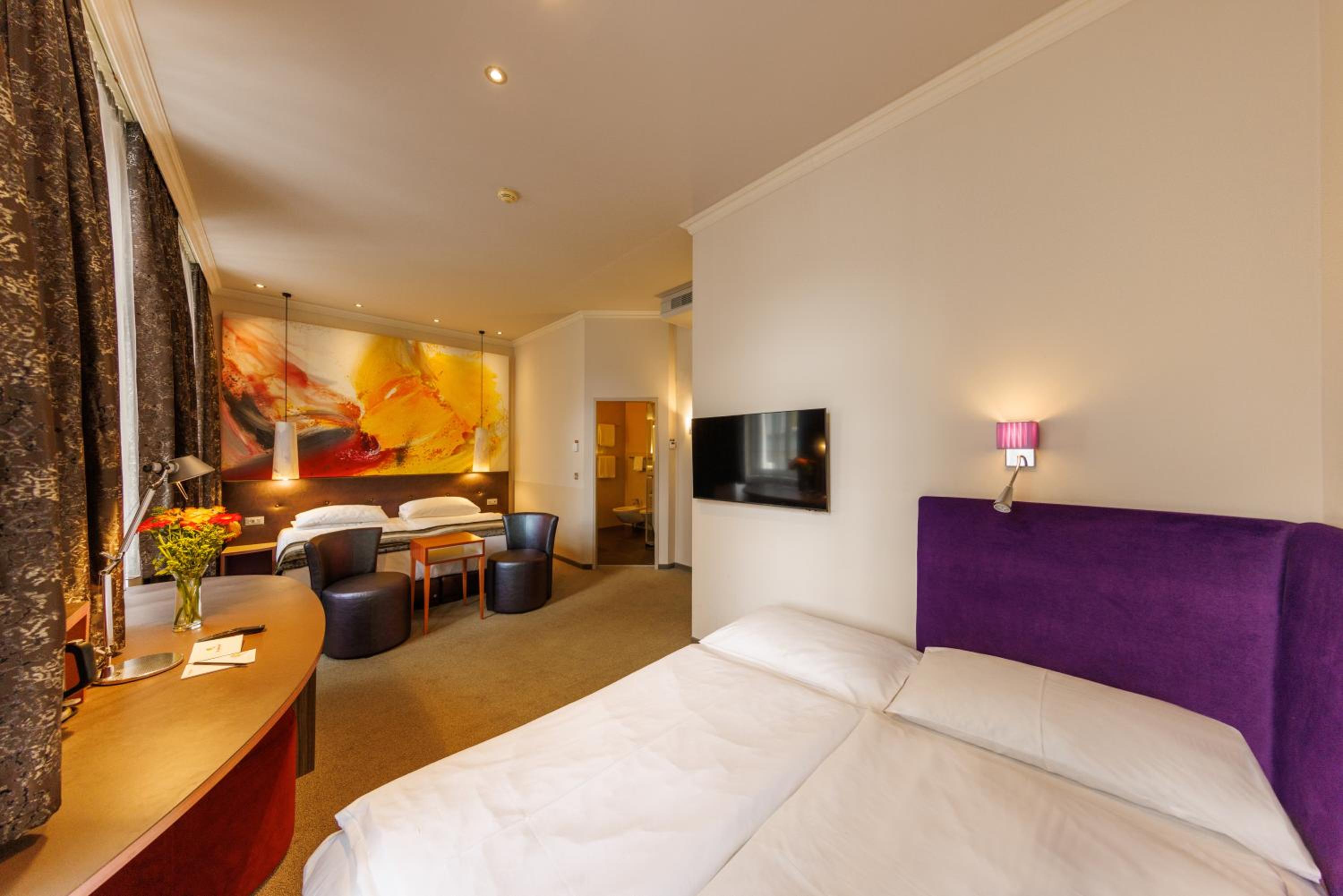 Deluxe Quadruple Room with Street View photo 2