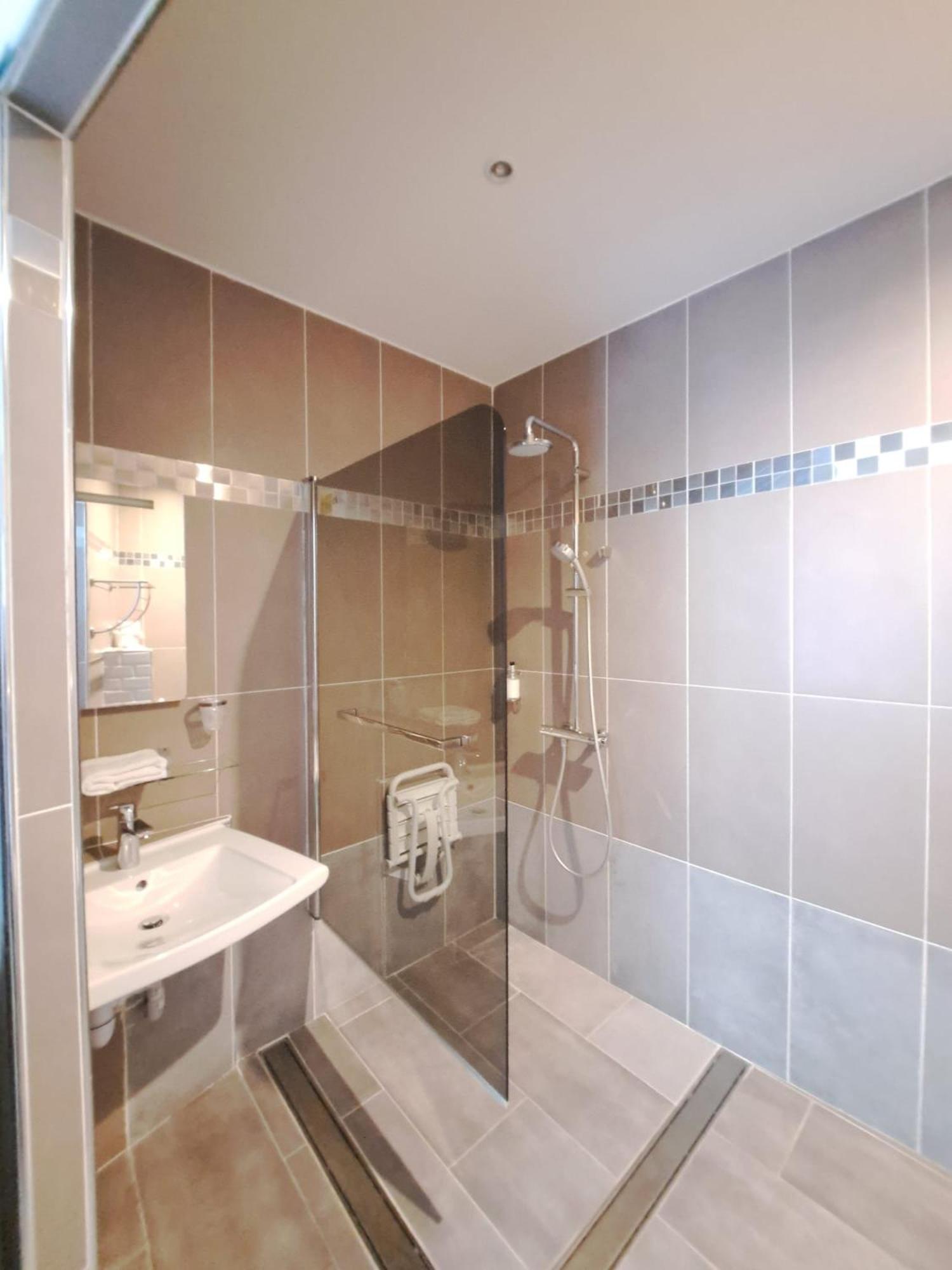 Budget Double Room Ground Floor Street View photo 3