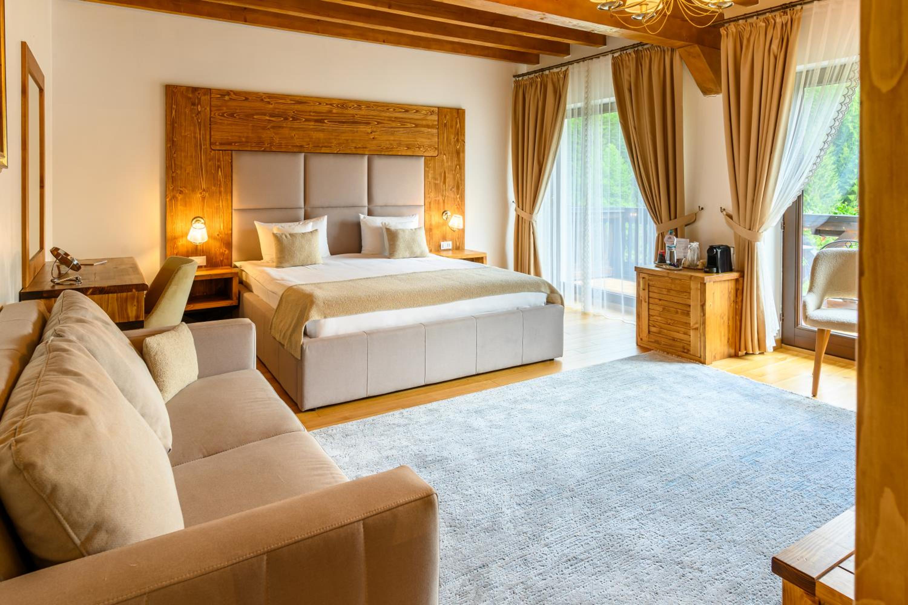 Deluxe Double Room with Balcony - Photo 7