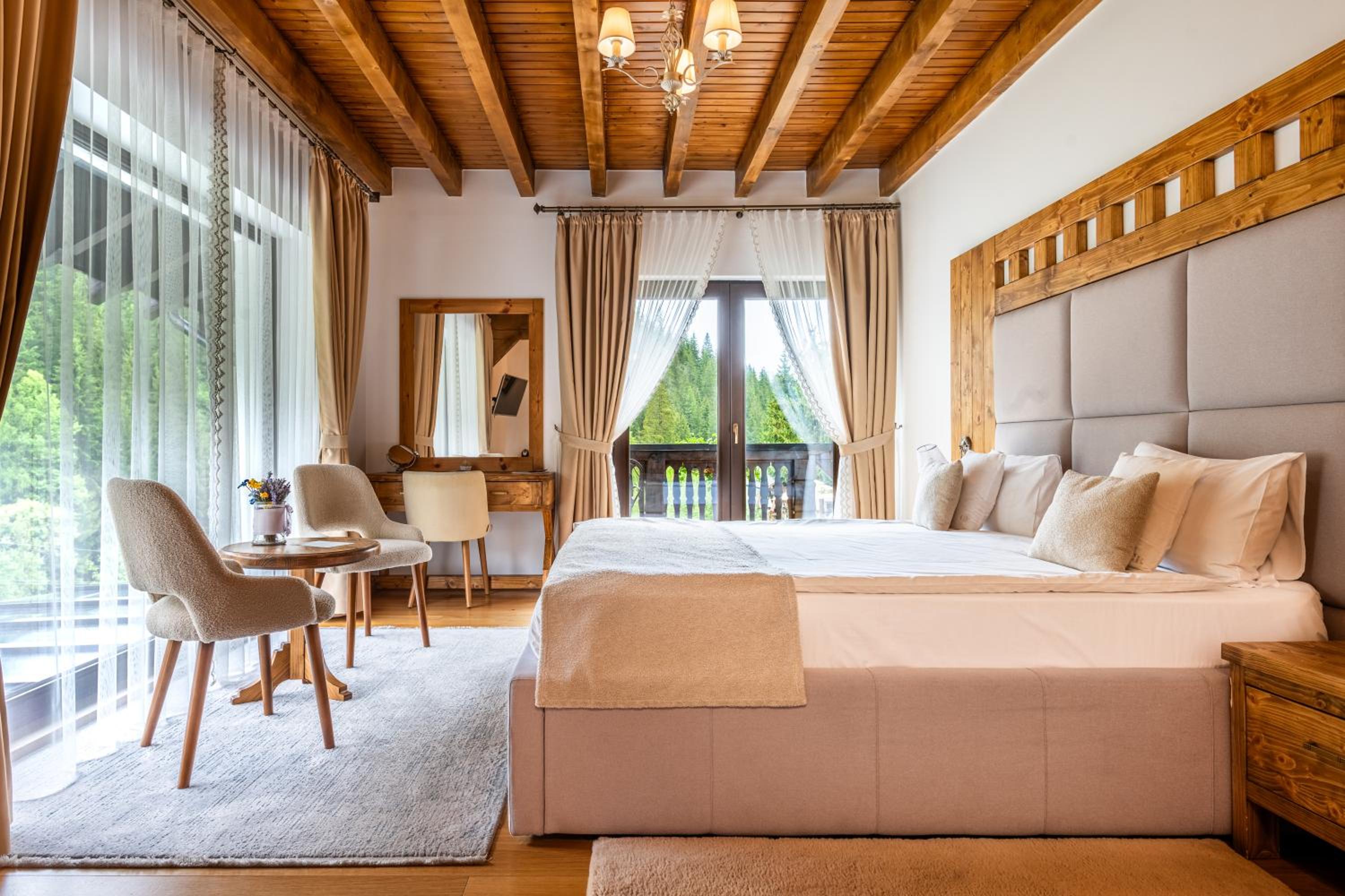 Deluxe Double Room with Balcony - Photo 9