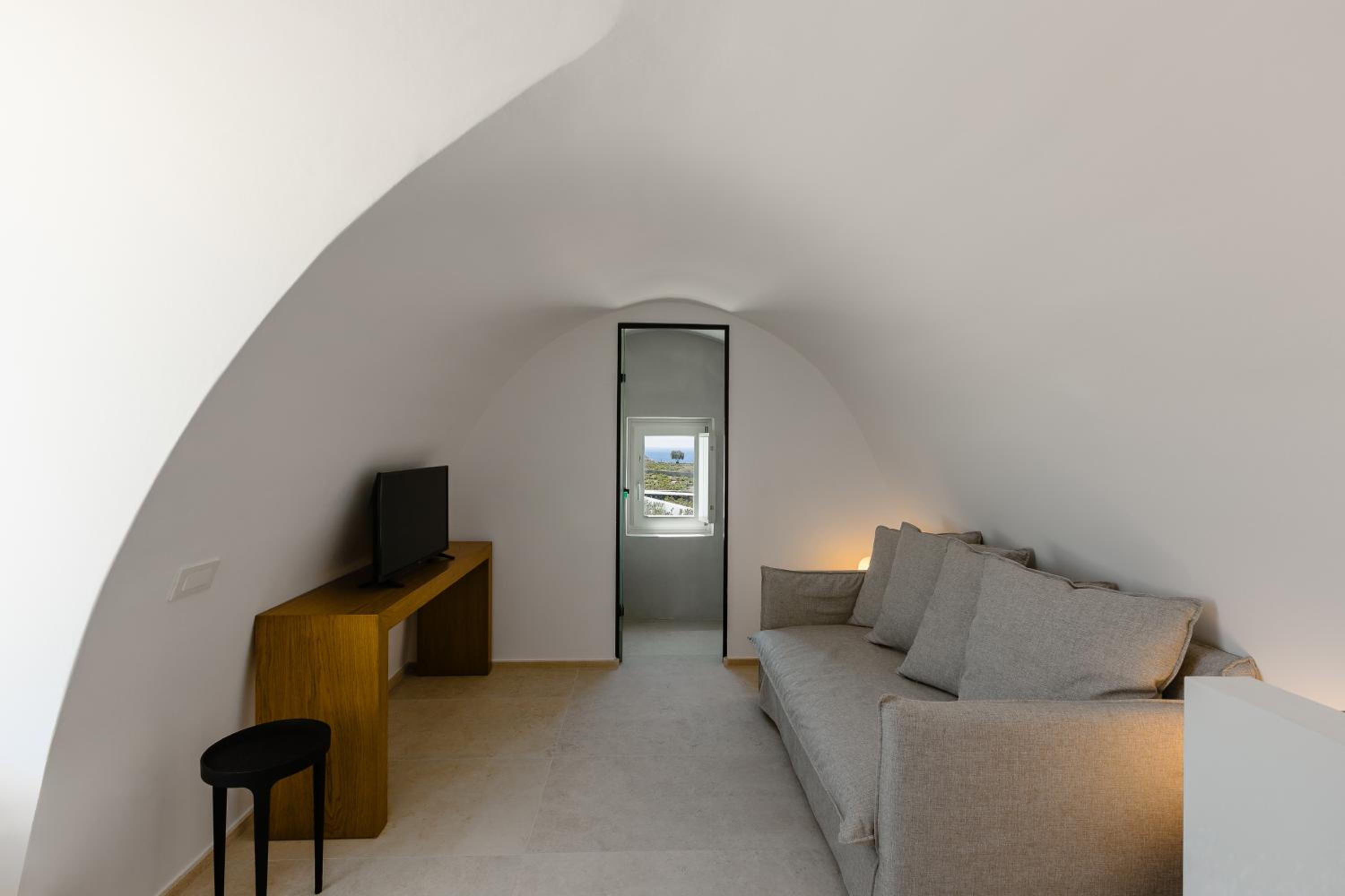 Elegant Suite with Private Infinity Pool & Heated Outdoor Jetted Tub - Caldera View photo 2