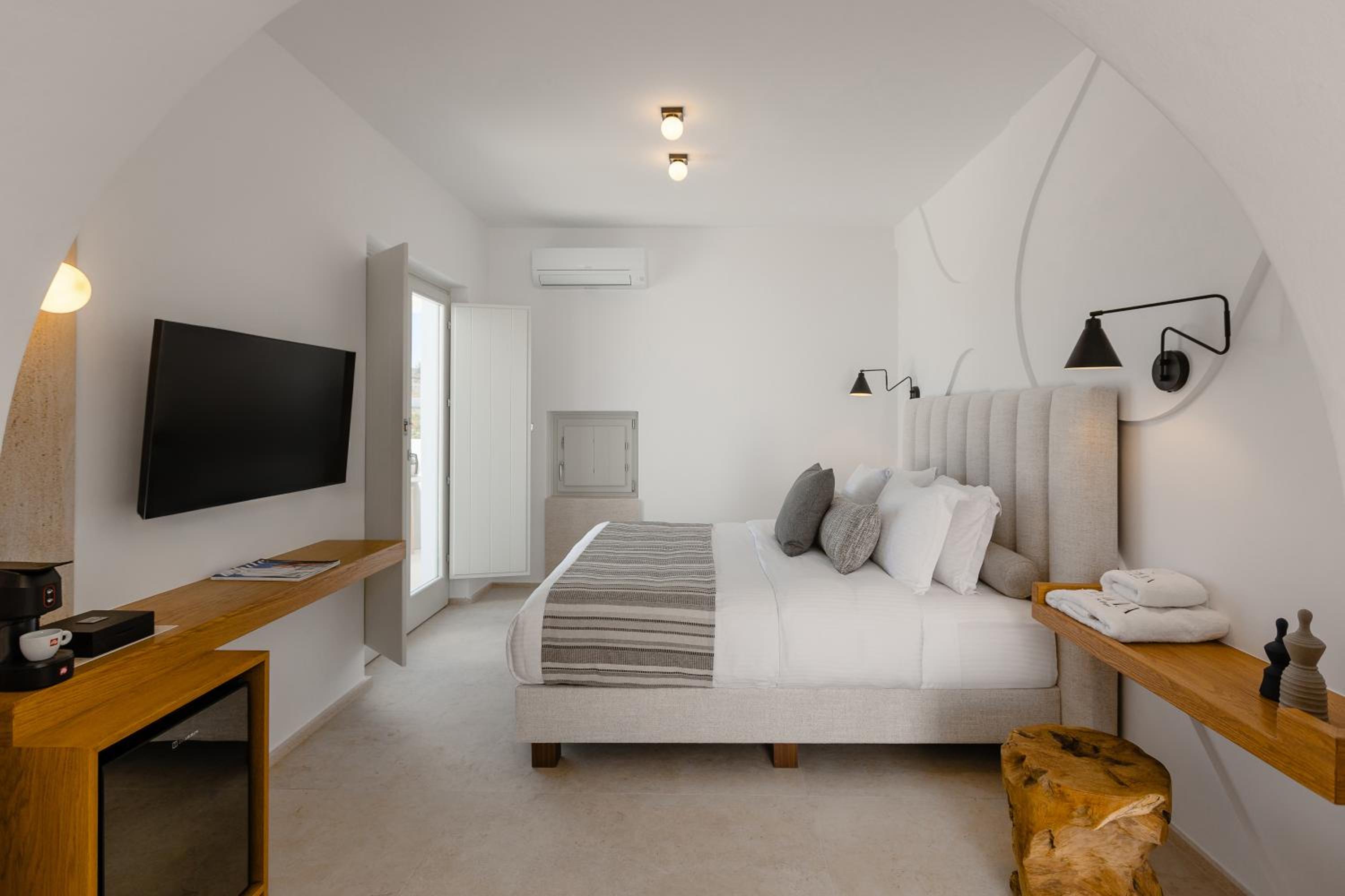 Elegant Suite with Private Infinity Pool & Heated Outdoor Jetted Tub - Caldera View