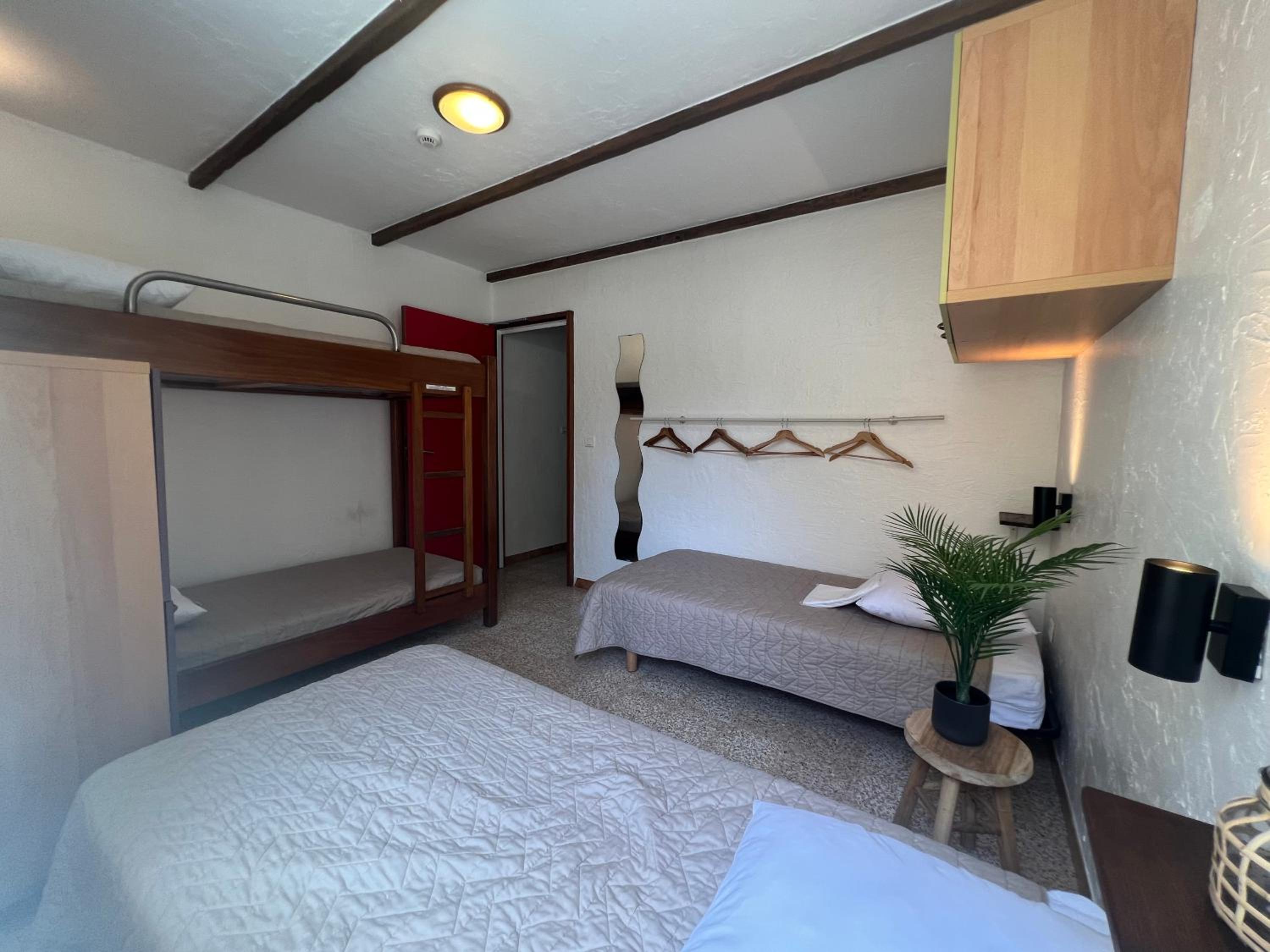 Bed in 4-Bed Dormitory Room photo 1