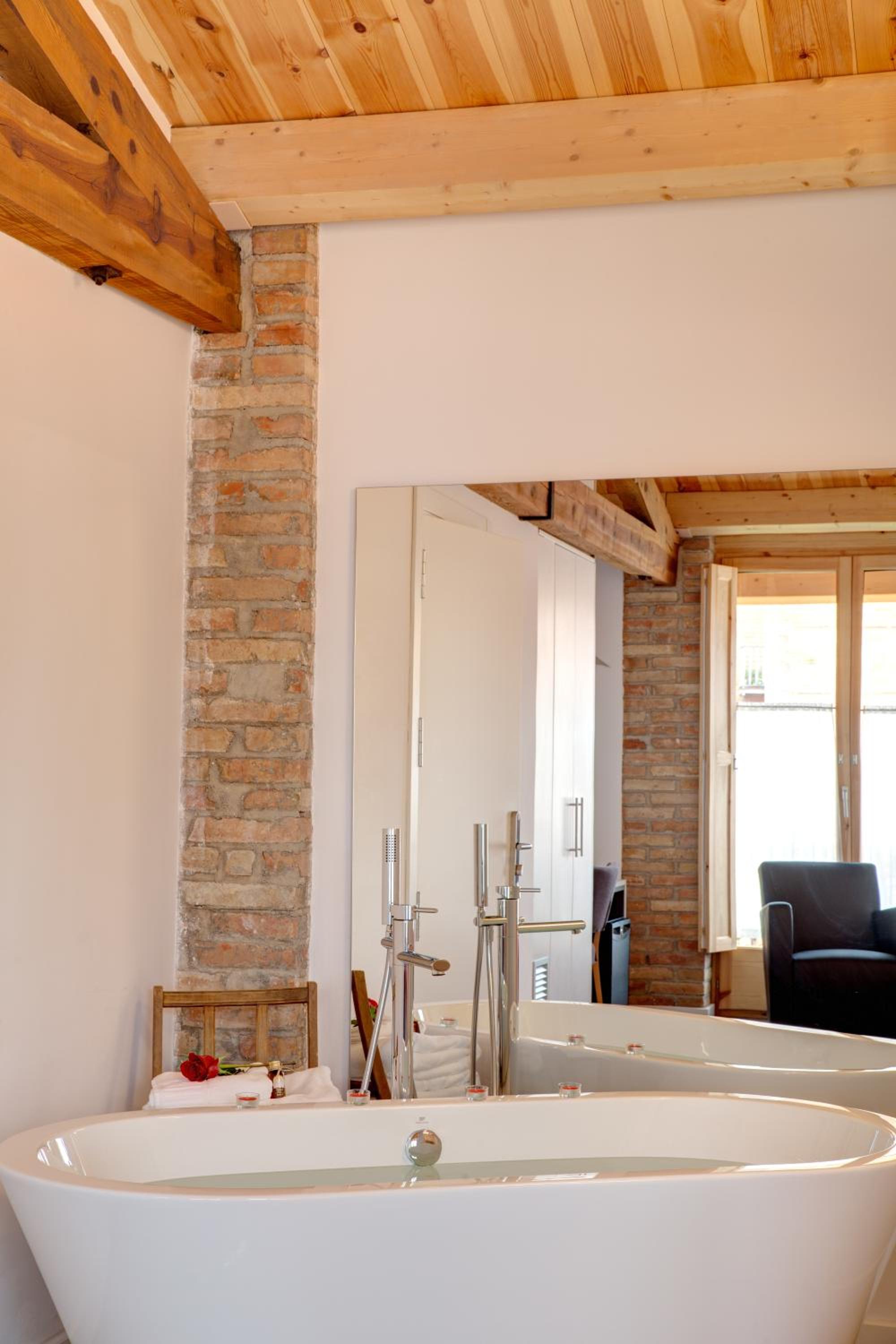 Deluxe Double Room with Bath photo 3
