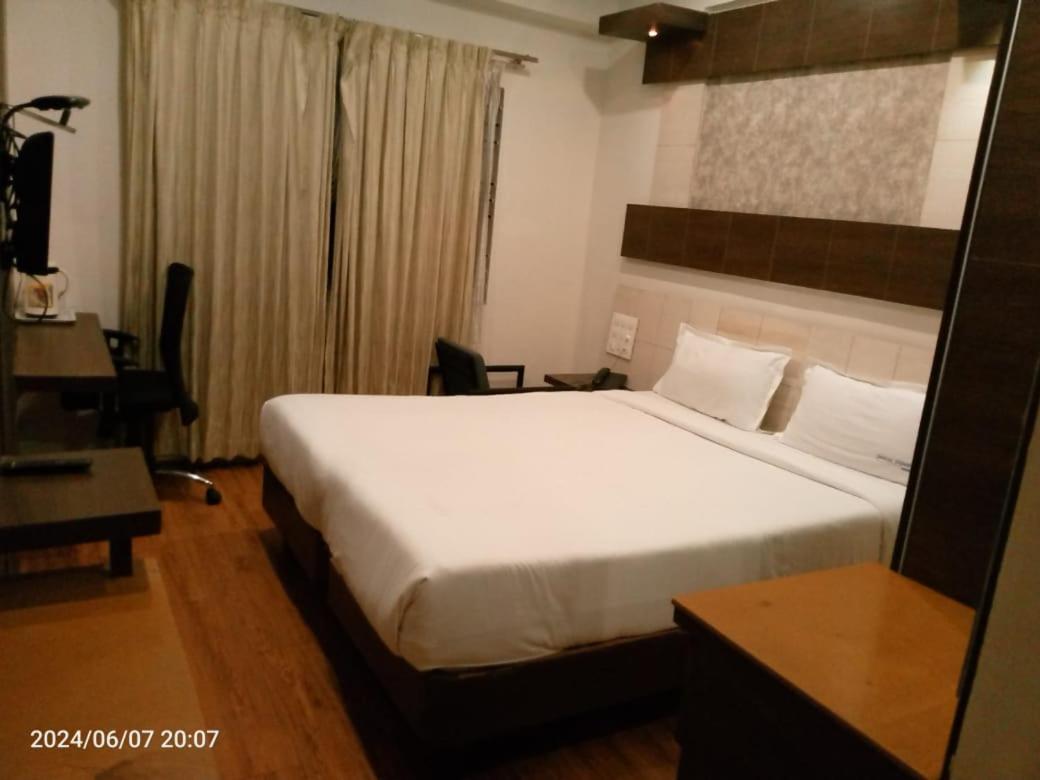 Deluxe Double Room (2 Adults + 1 Child)