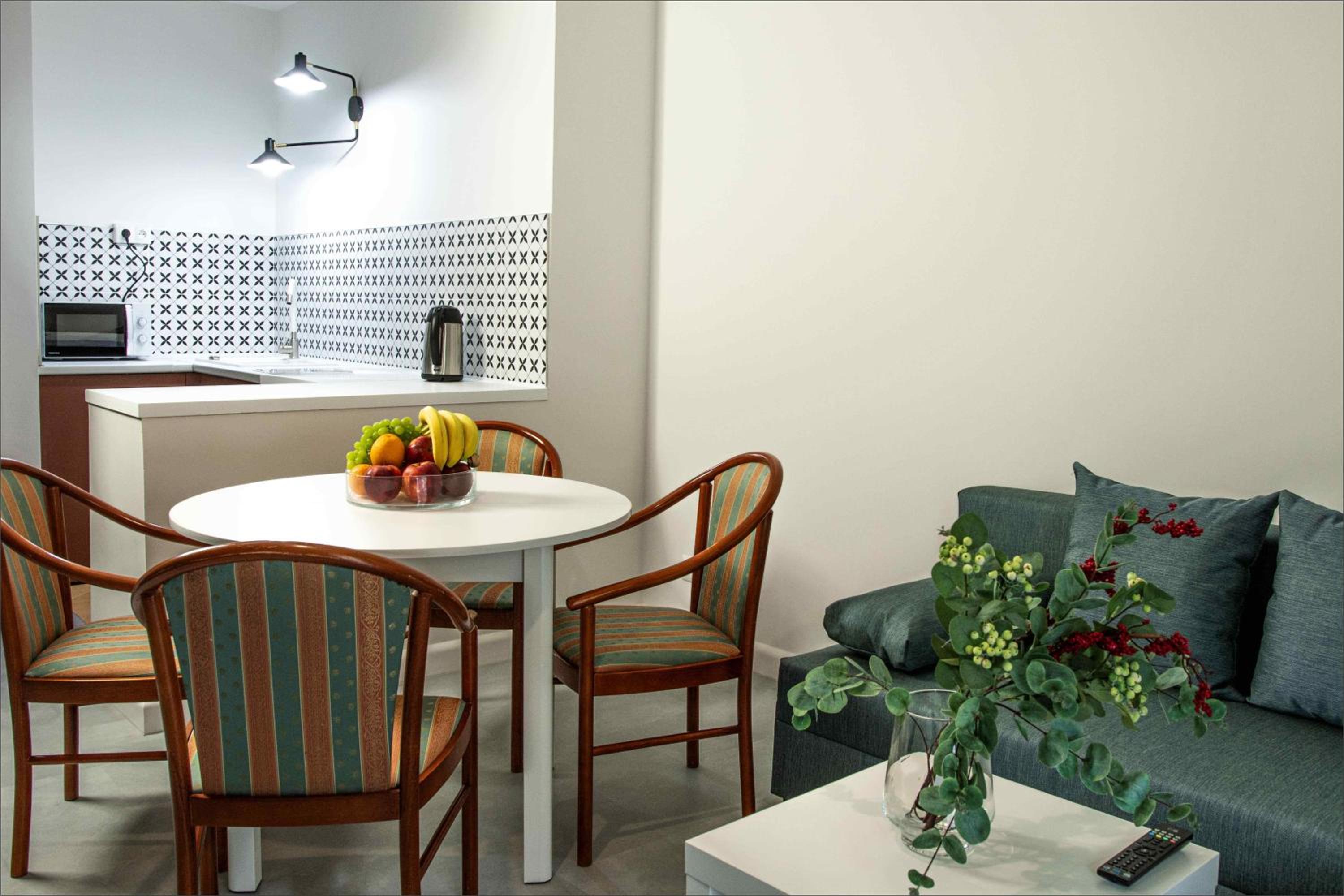 One-Bedroom Standard Apartment - Photo 6