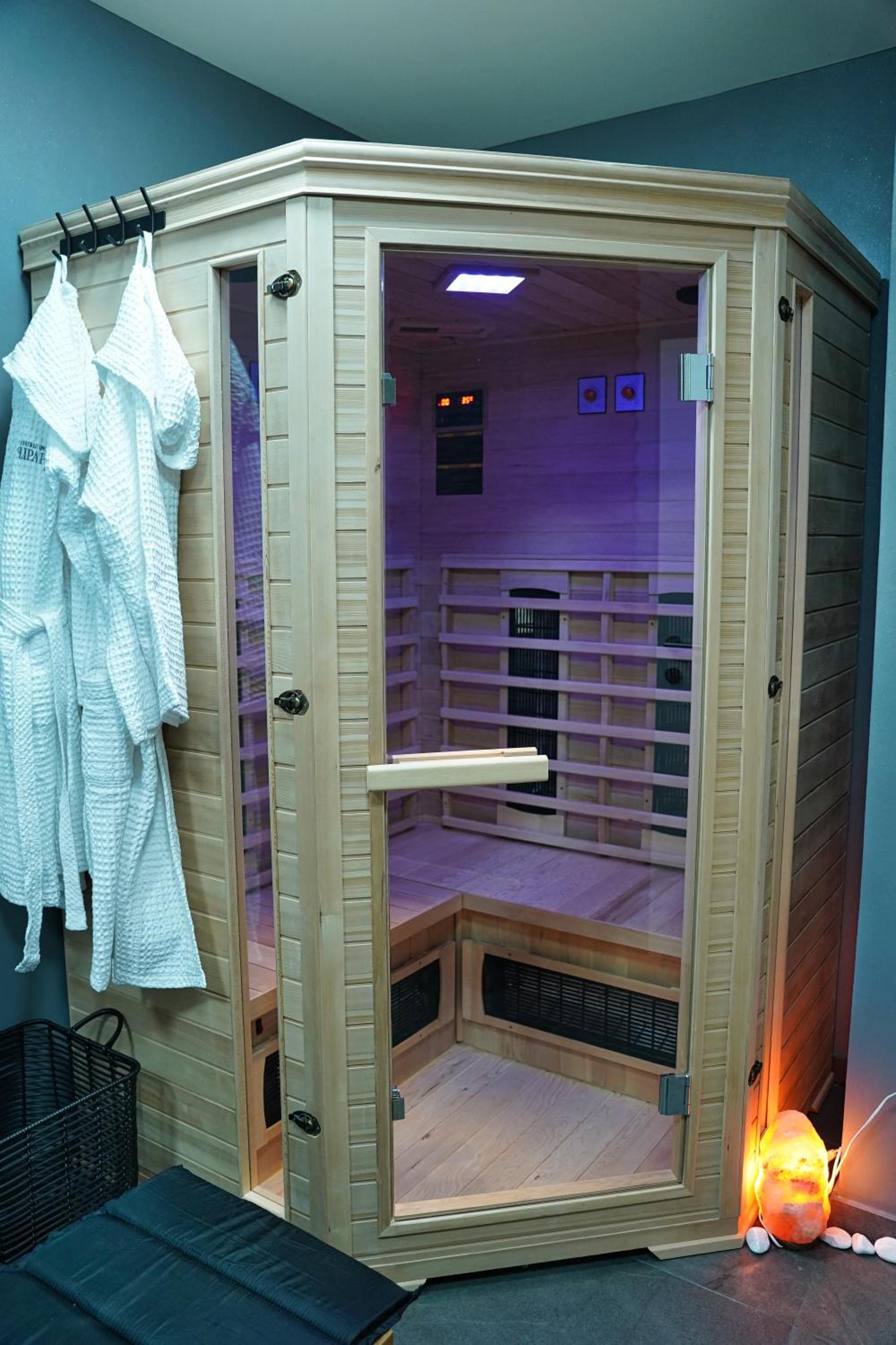 Two-Bedroom Deluxe Apartment with Balcony photo 3