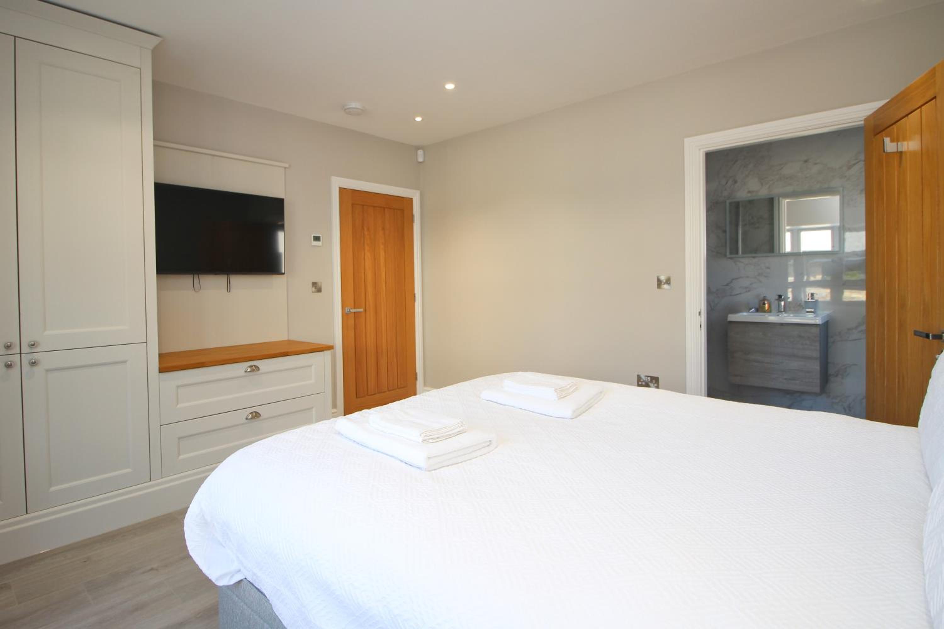 Five-Bedroom House photo 1