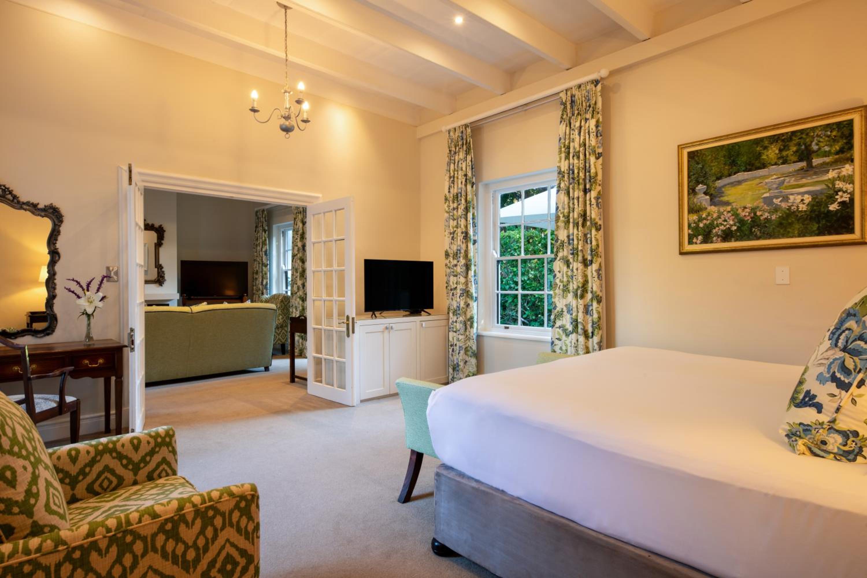 Premier Suite - Photo 8