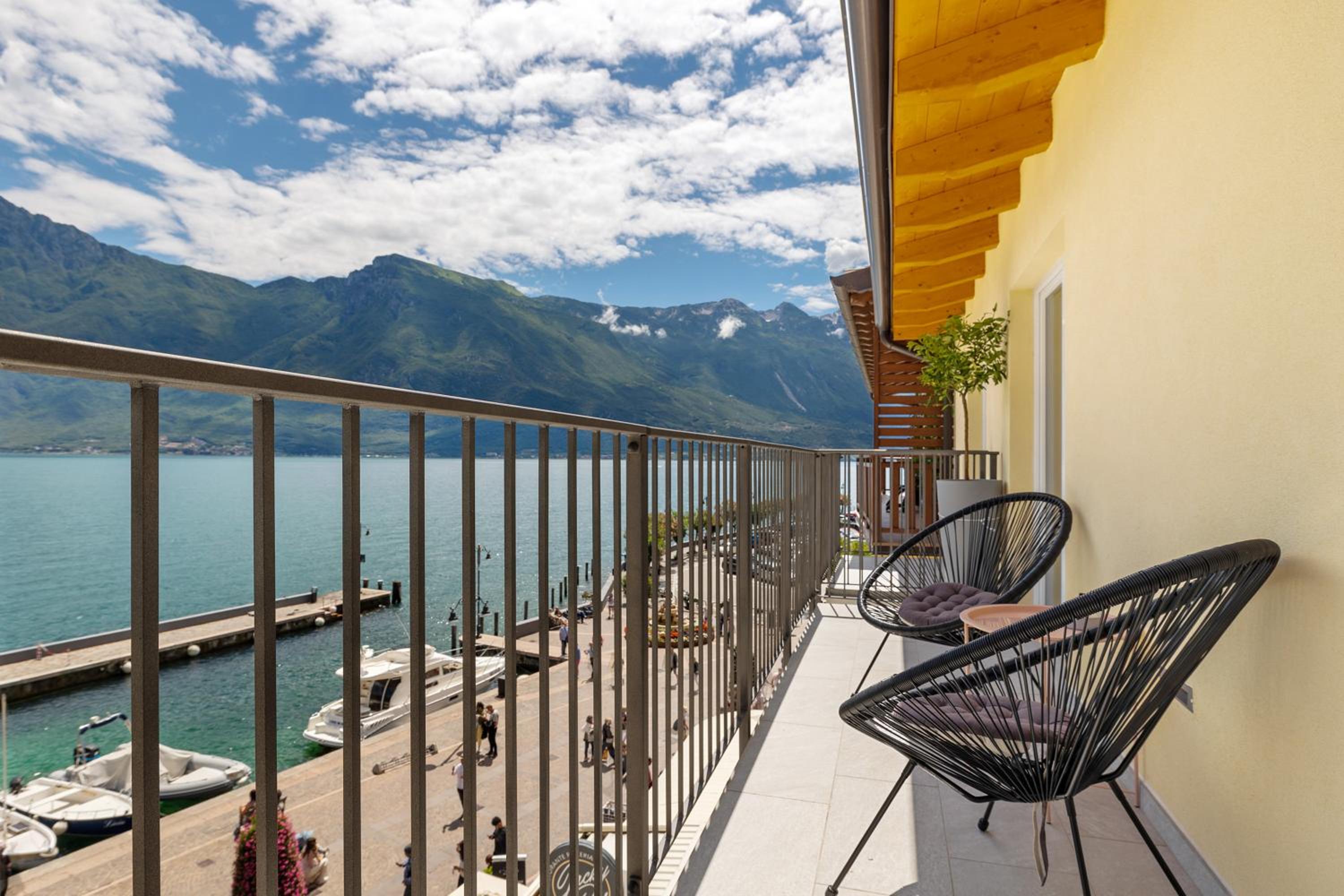 Two-Bedroom Deluxe Apartment with Balcony photo 3