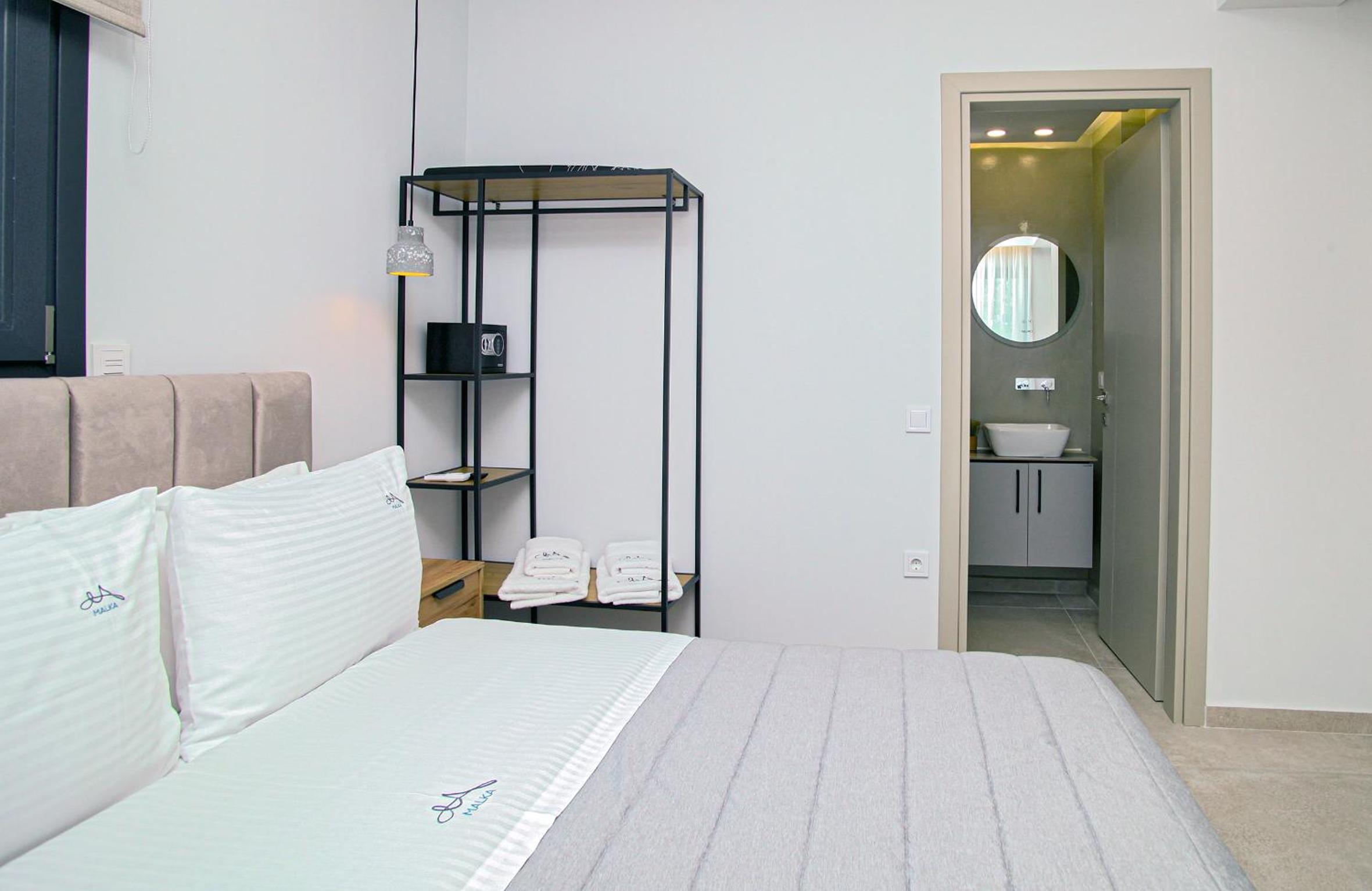 Deluxe Double Room with Side Sea View photo 3