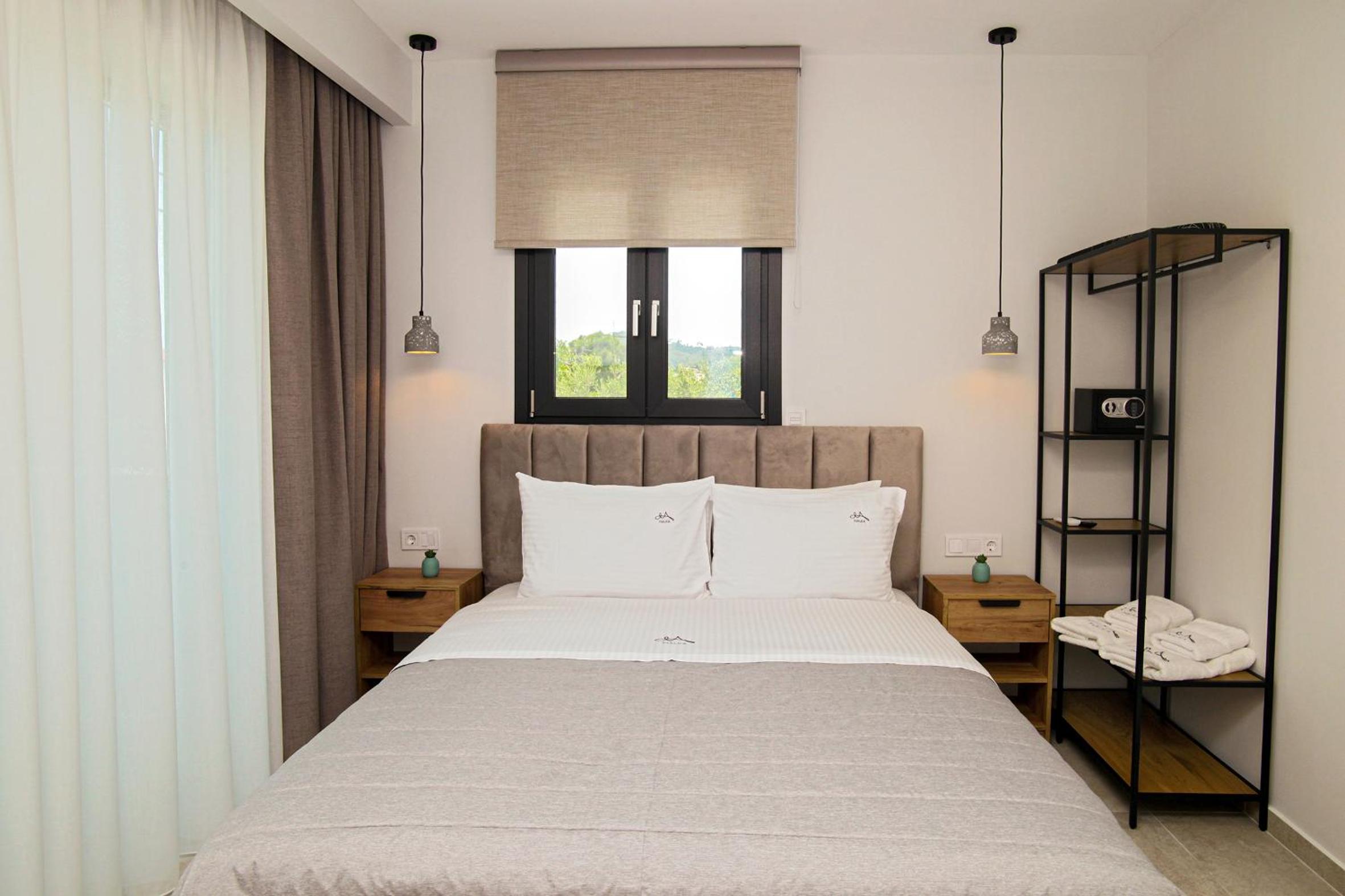 Deluxe Double Room with Side Sea View photo 2