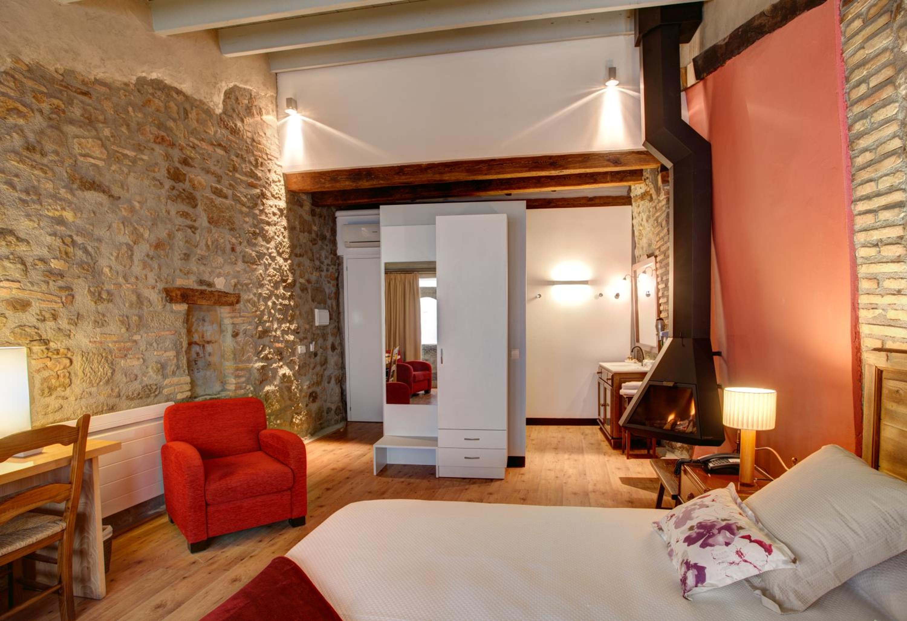 Deluxe Double Room with fireplace and arc photo 3