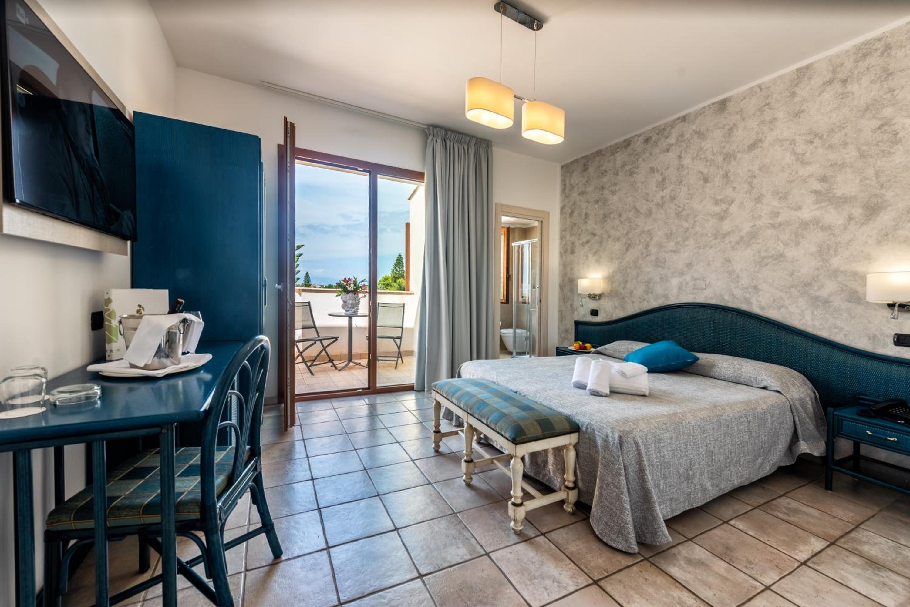 Double or Twin Room with Sea View - Photo 4