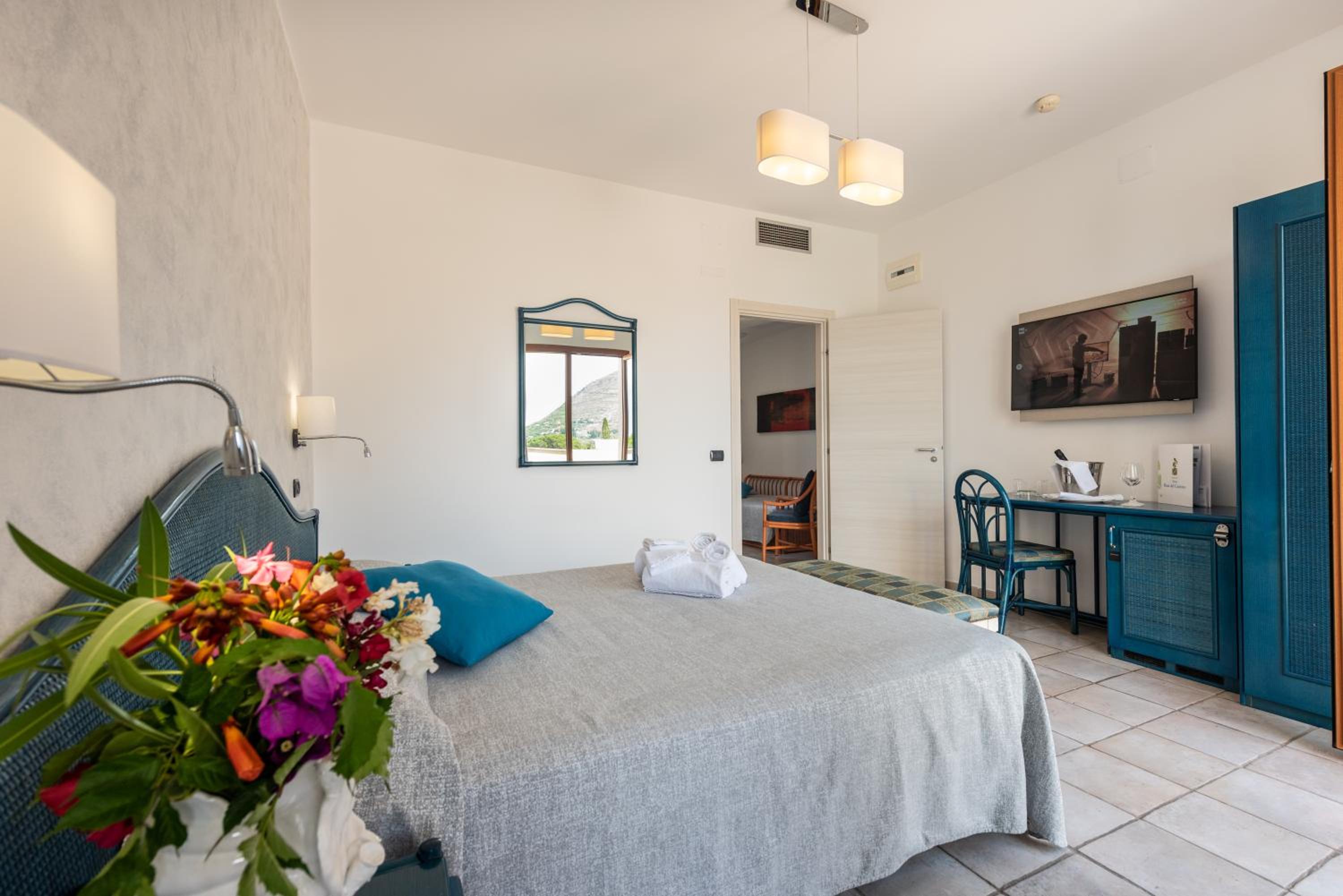 Double or Twin Room with Sea View - Photo 1