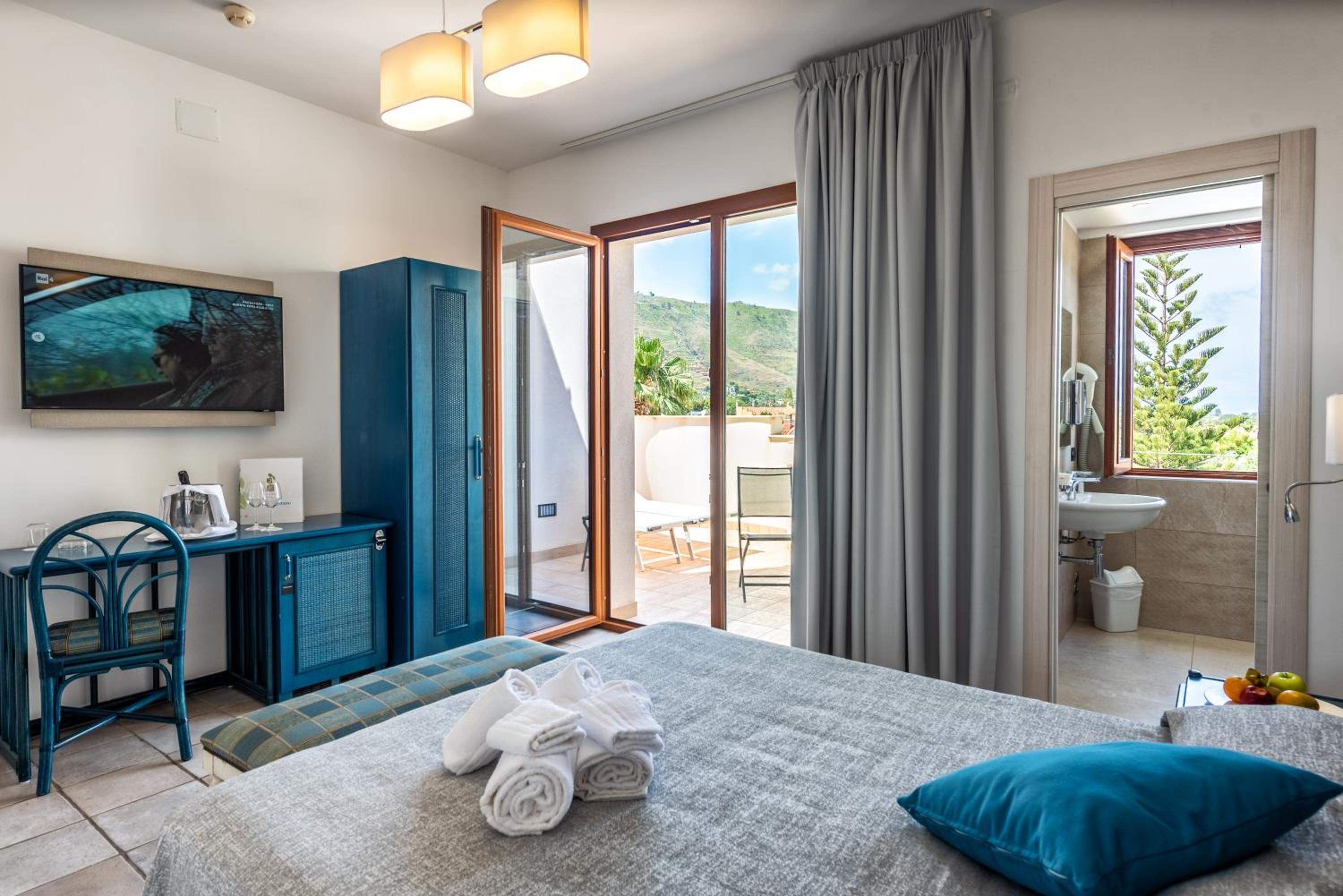 Double or Twin Room with Sea View - Photo 2