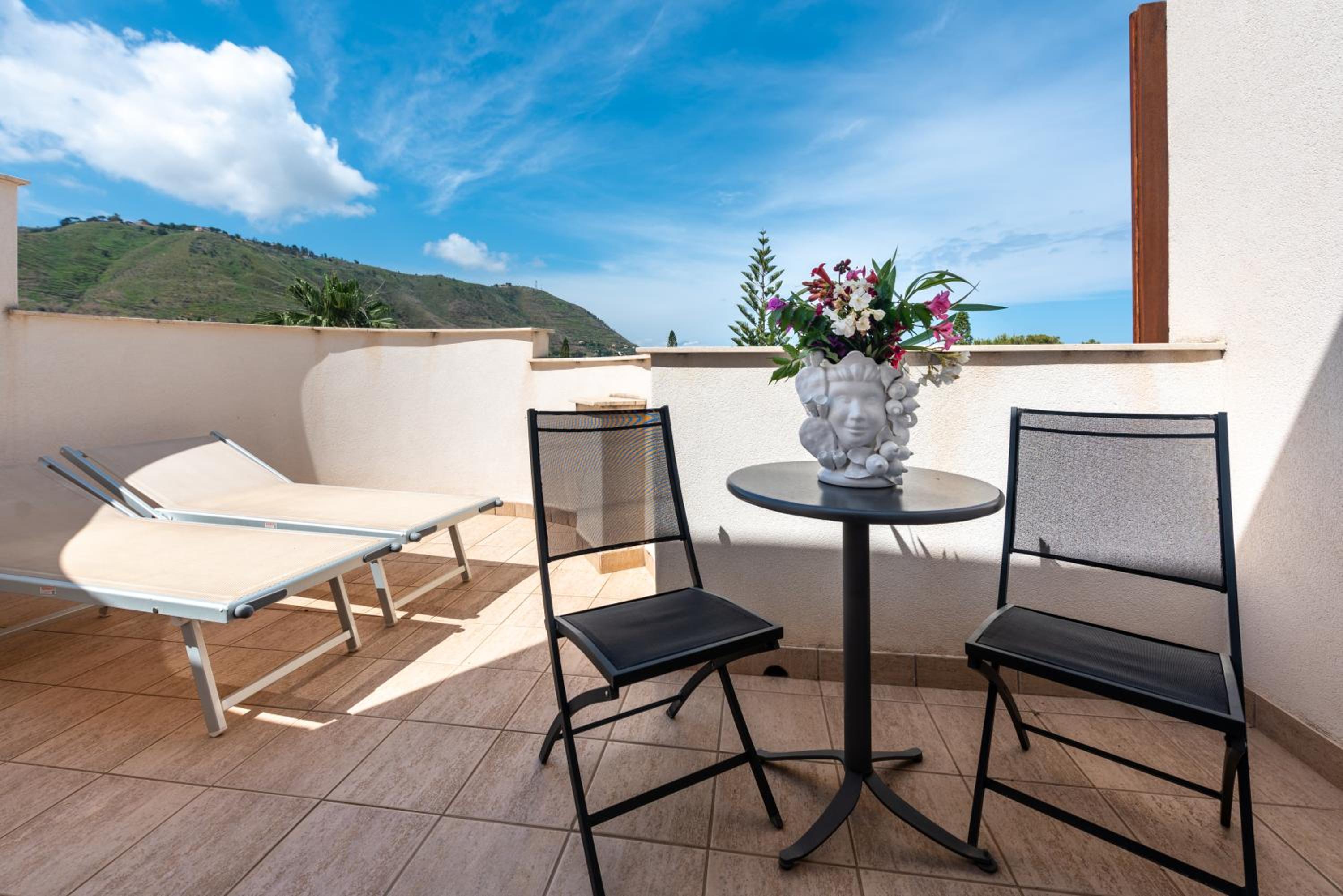 Double or Twin Room with Sea View - Photo 3