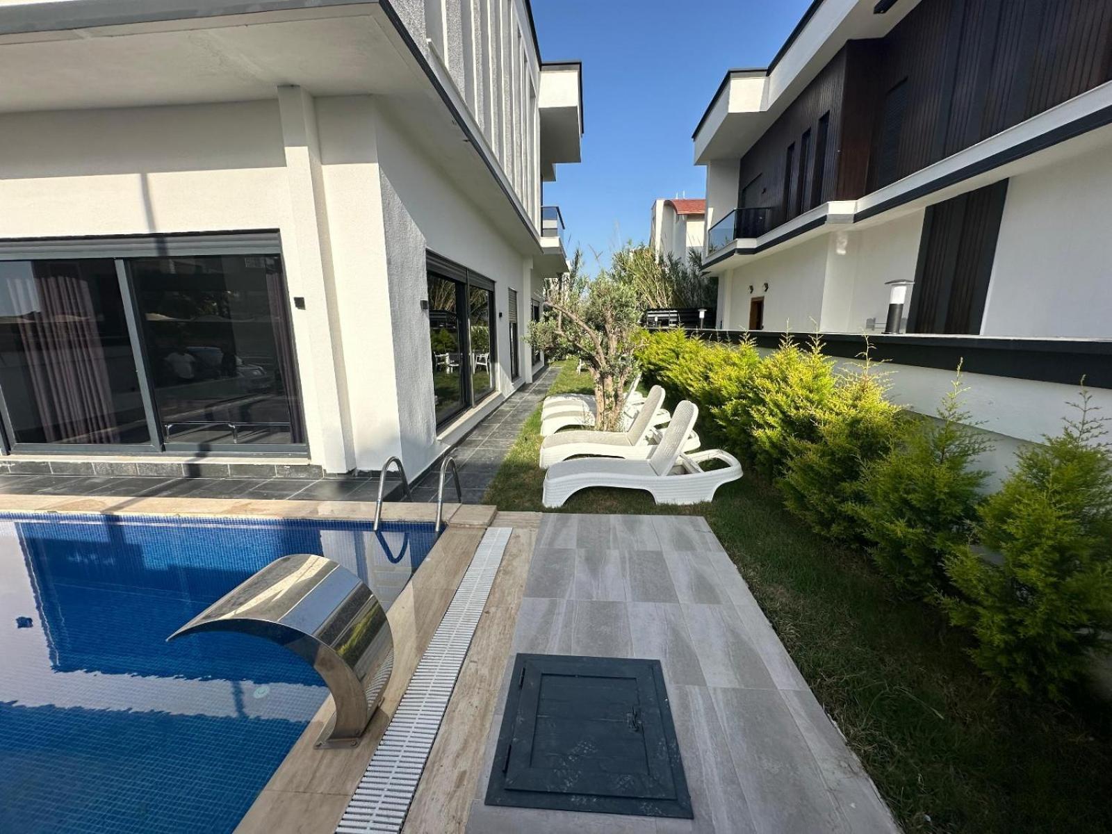 Three-Bedroom Villa photo 2