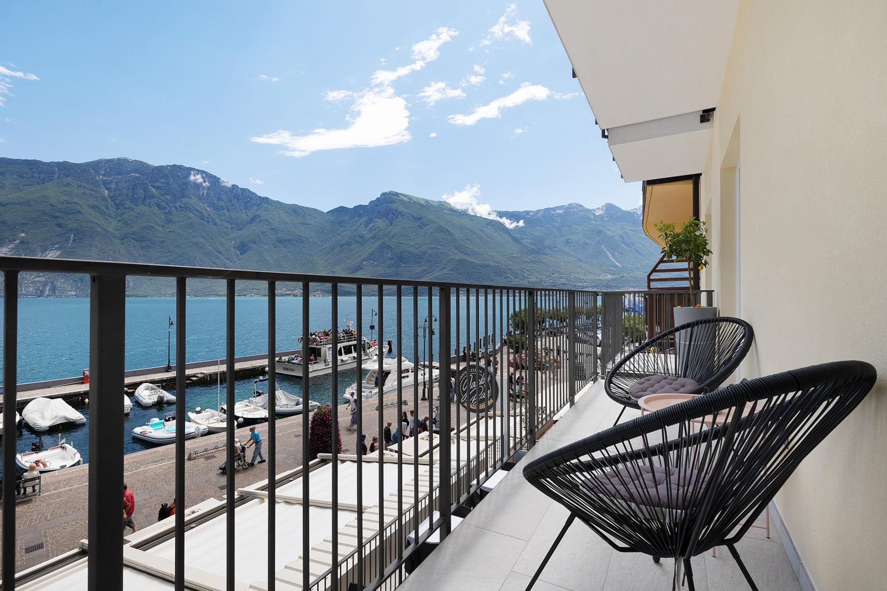 Two-Bedroom Deluxe Apartment with Balcony photo 2