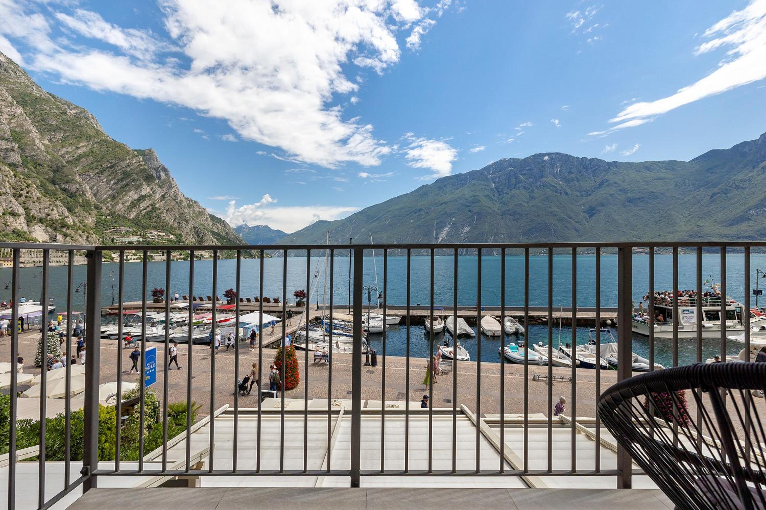 Two-Bedroom Deluxe Apartment with Balcony photo 3