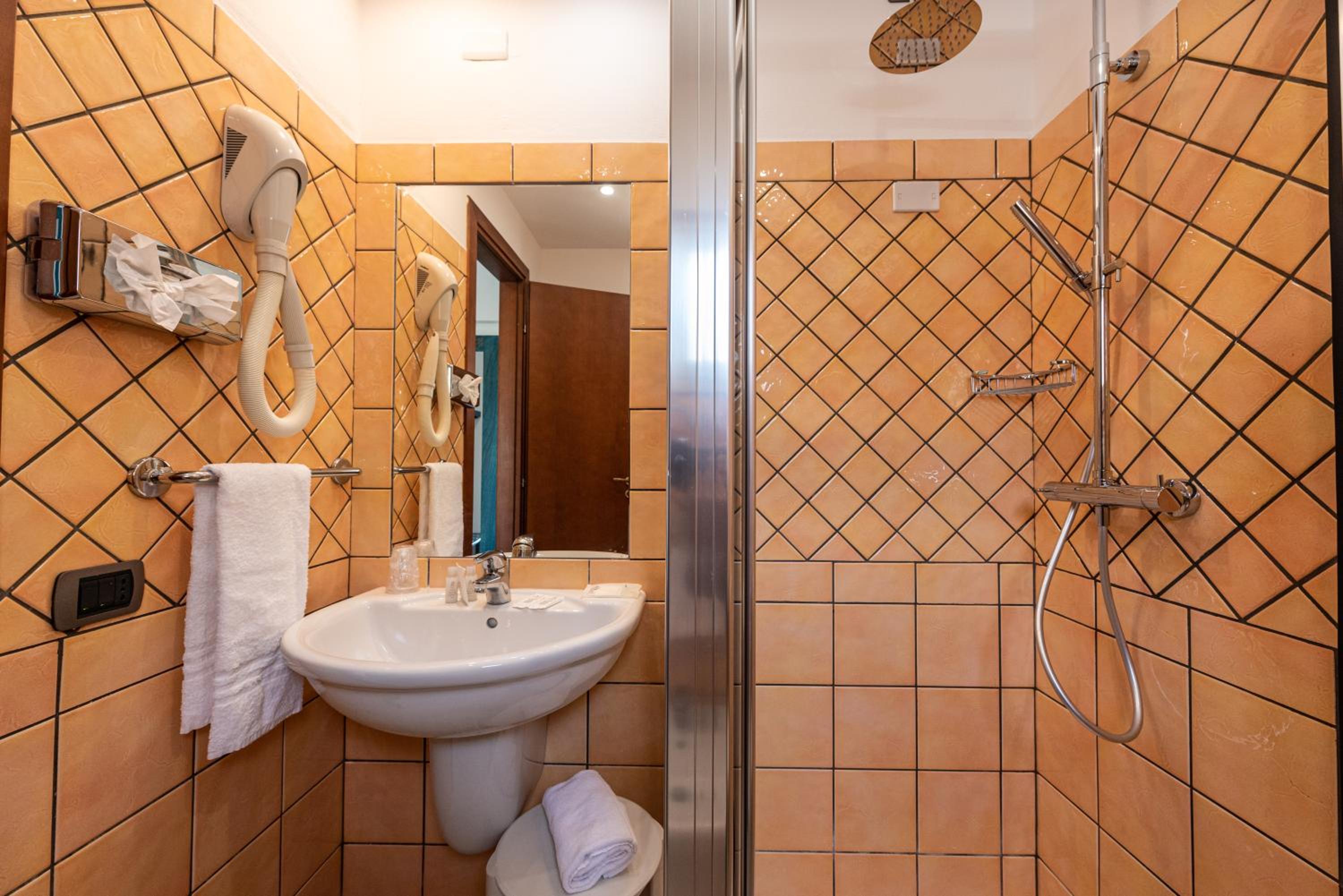 Basic Double or Twin Room - Photo 4