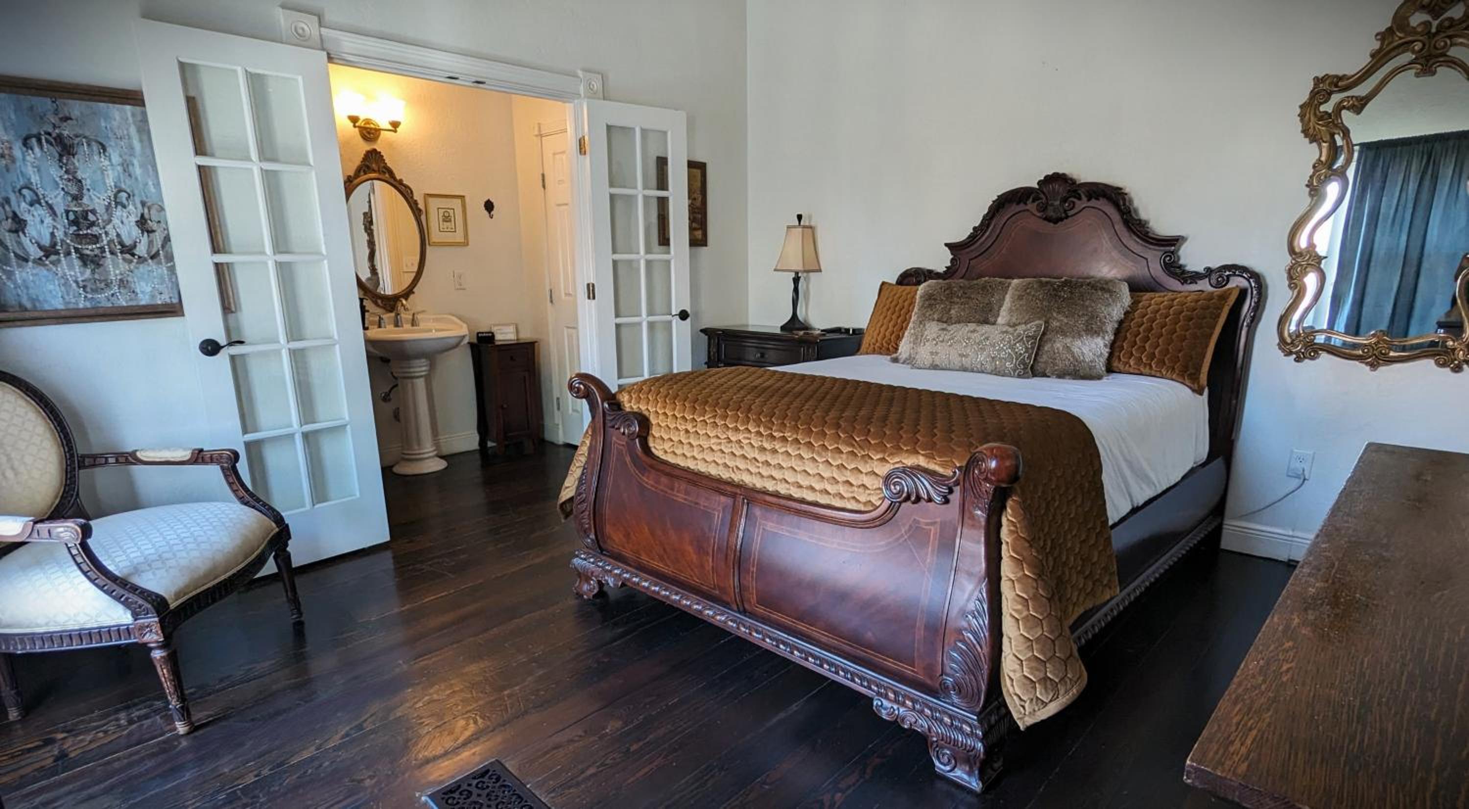 Deluxe Queen Room - Photo 2