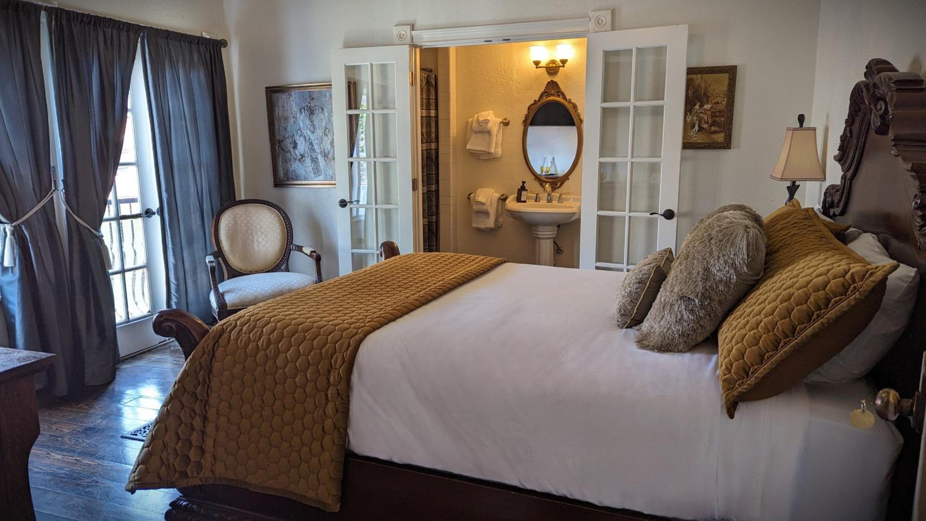 Deluxe Queen Room - Photo 6