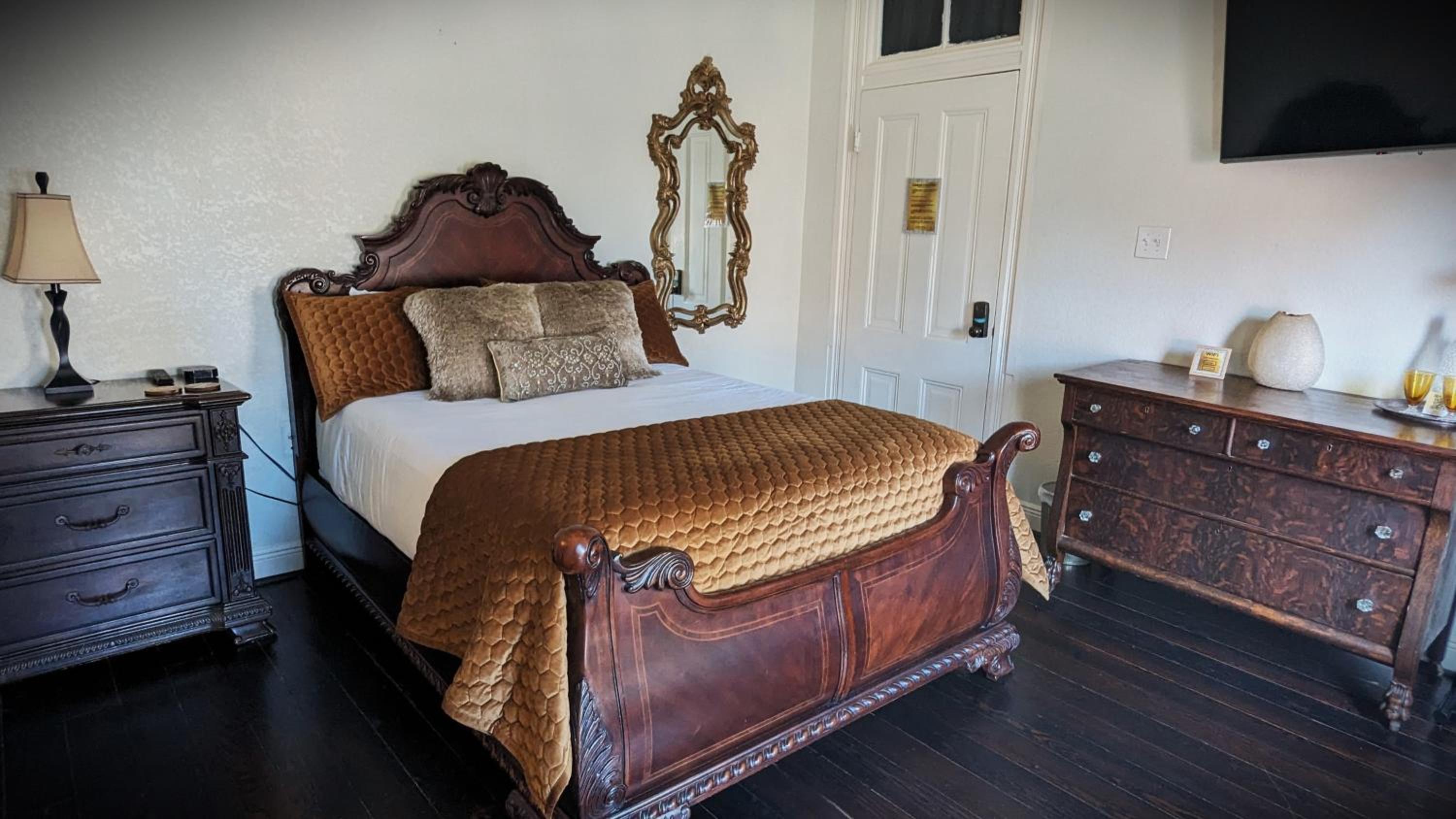 Deluxe Queen Room - Photo 5