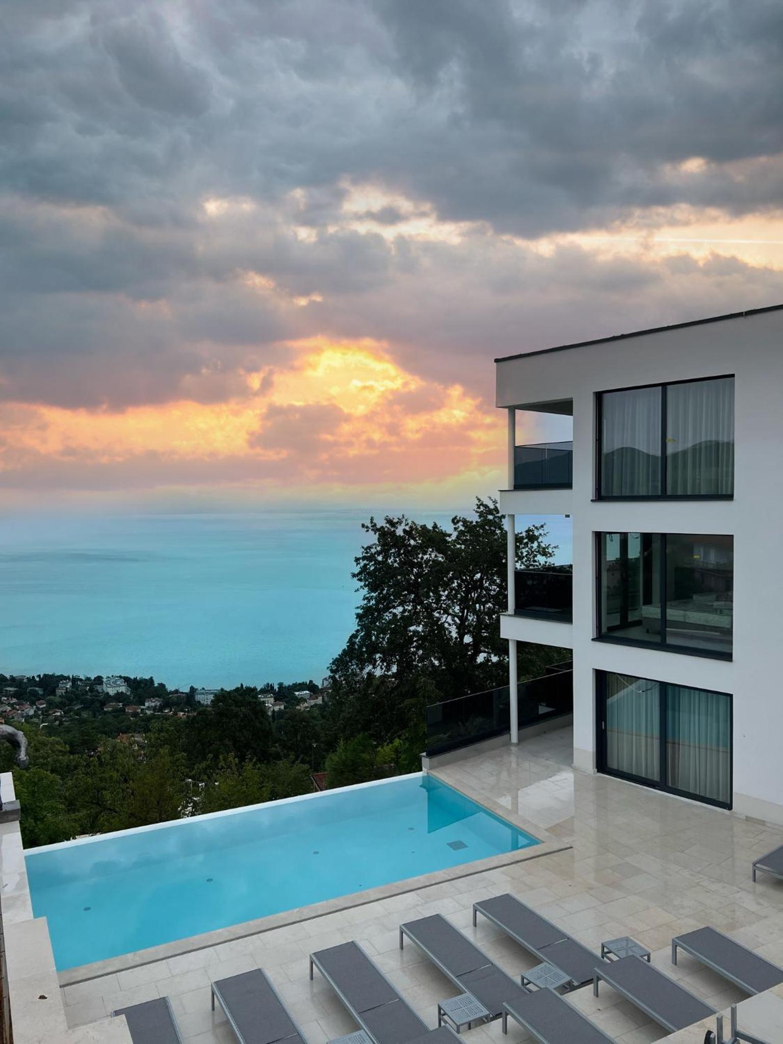 Two-Bedroom Deluxe Apartment with Ocean View photo 2