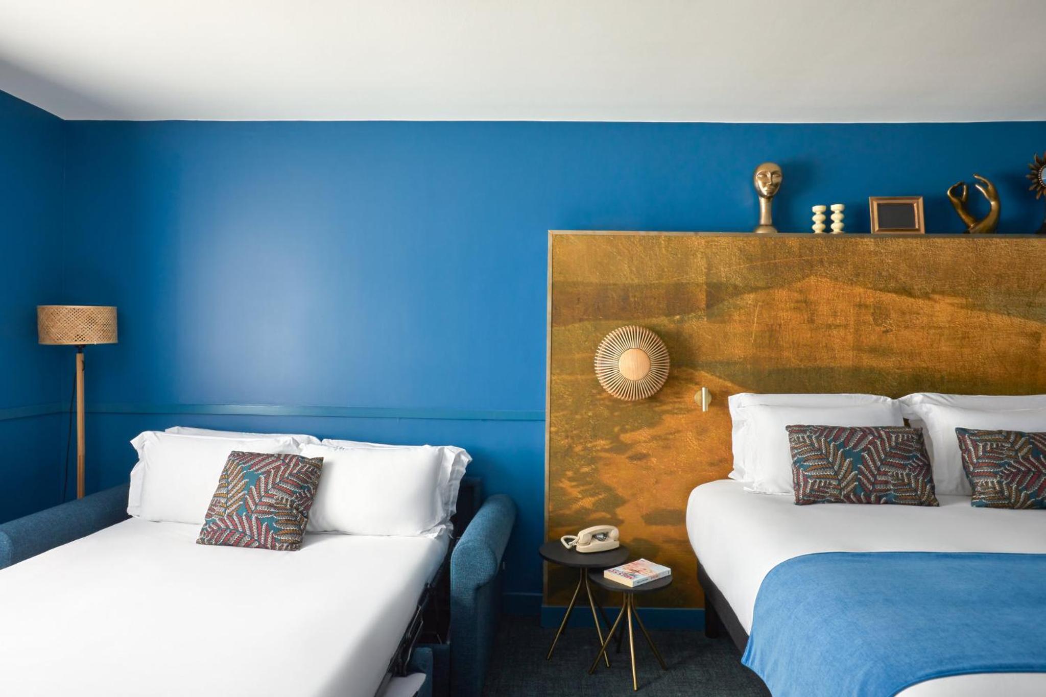 Premium King Room with Sofa Bed - Photo 6