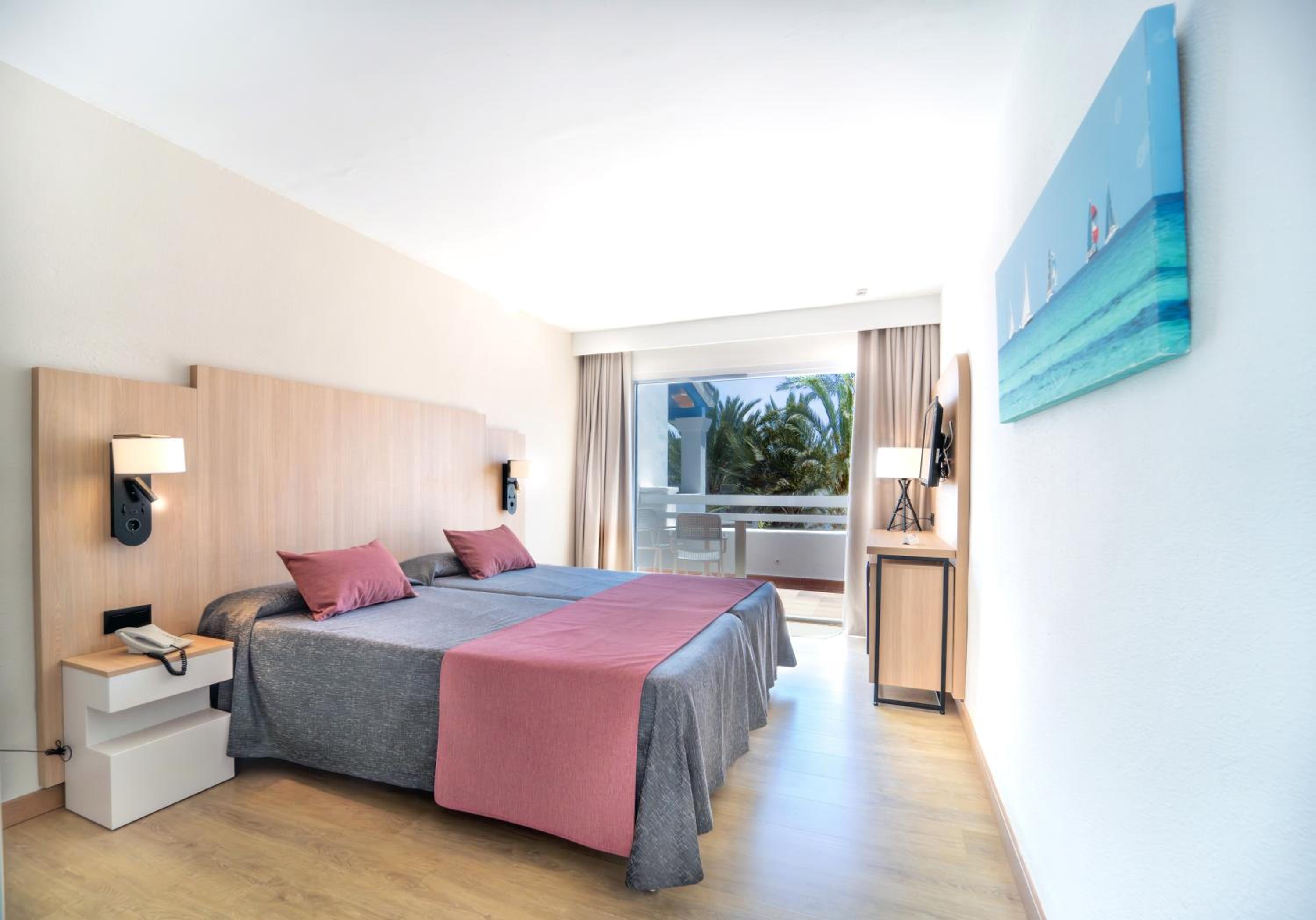 Twin Room (2 Adults + 1 Child)