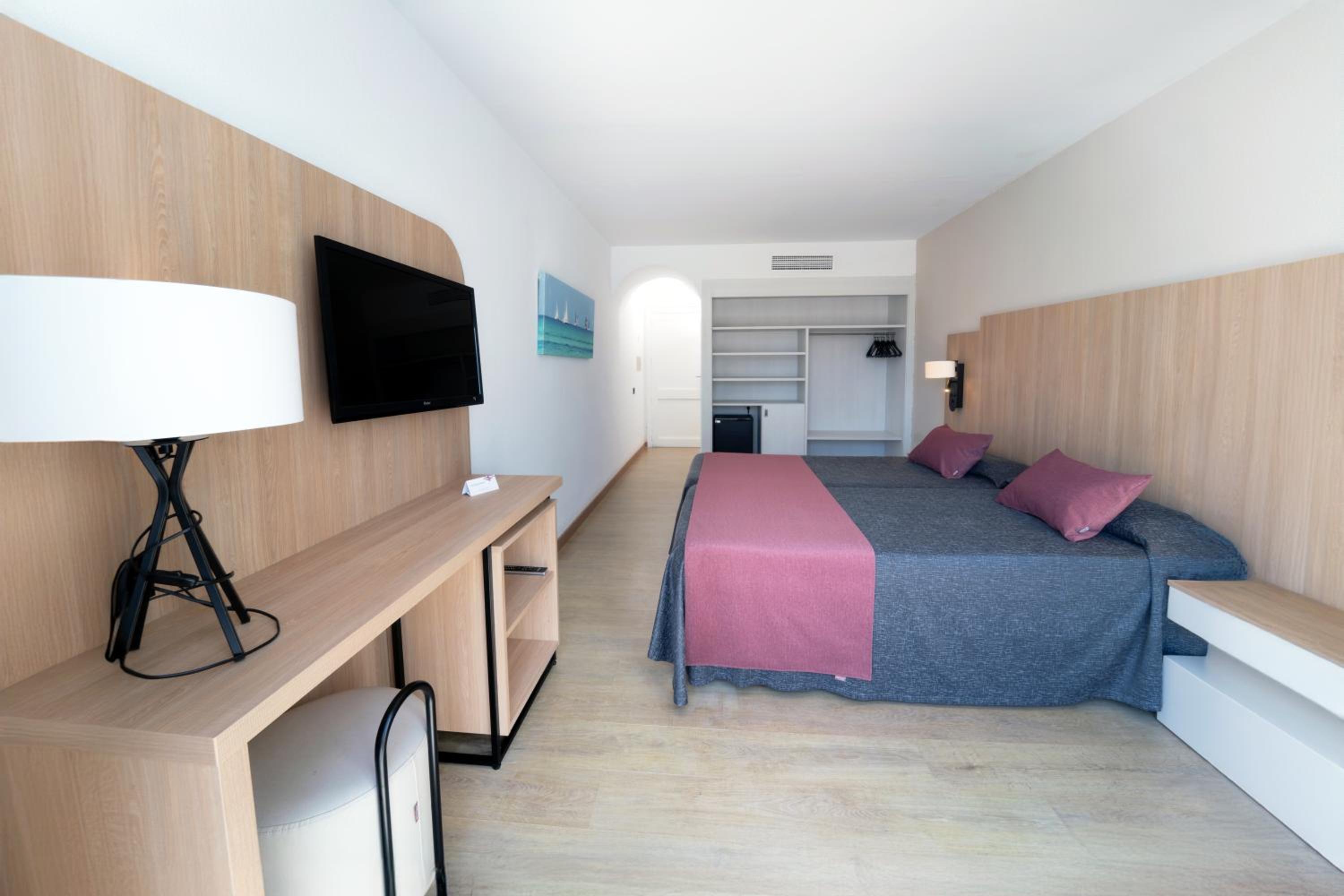 Twin Room (2 Adults + 1 Child)