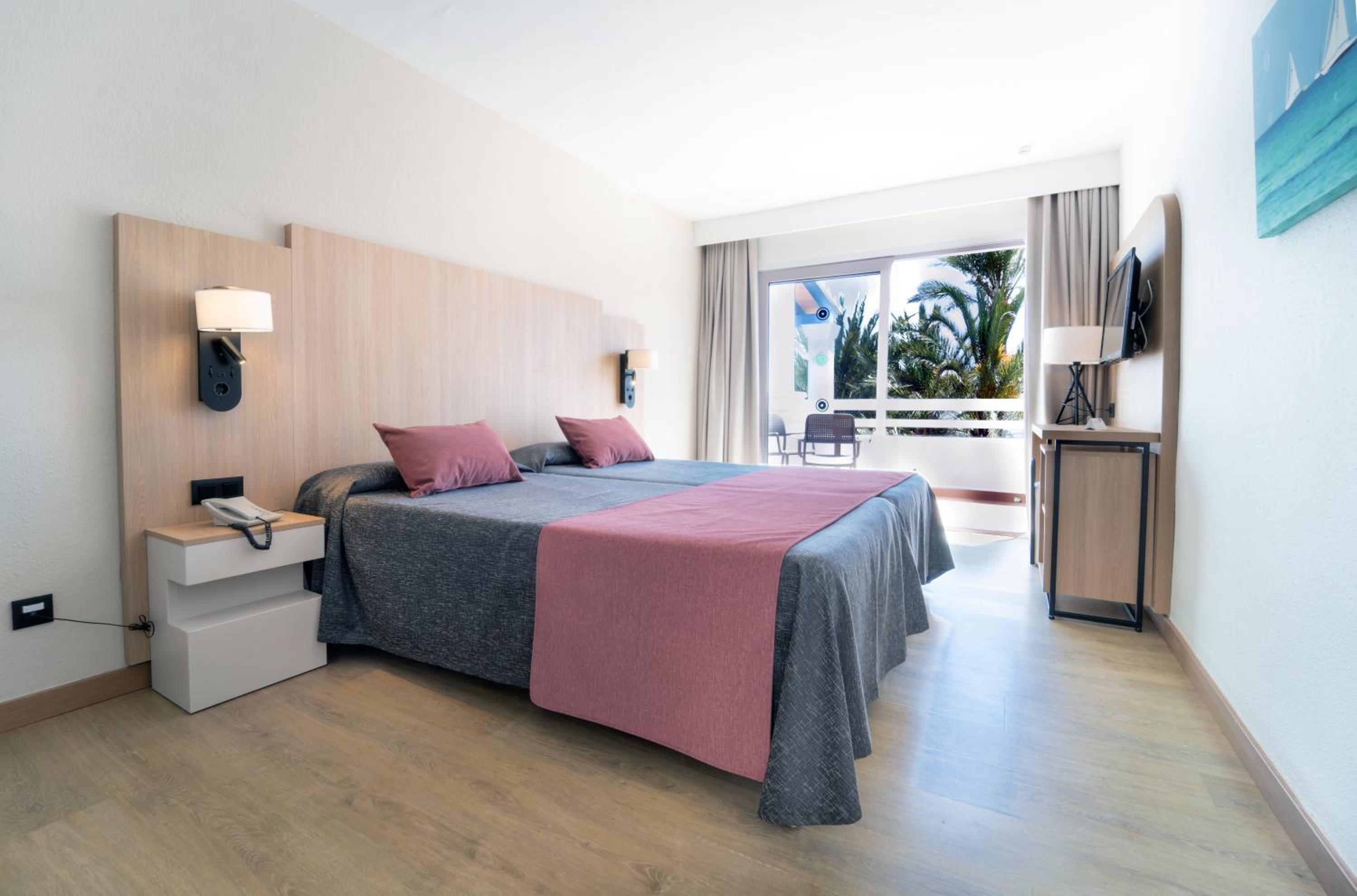 Twin Room (2 Adults + 1 Child)