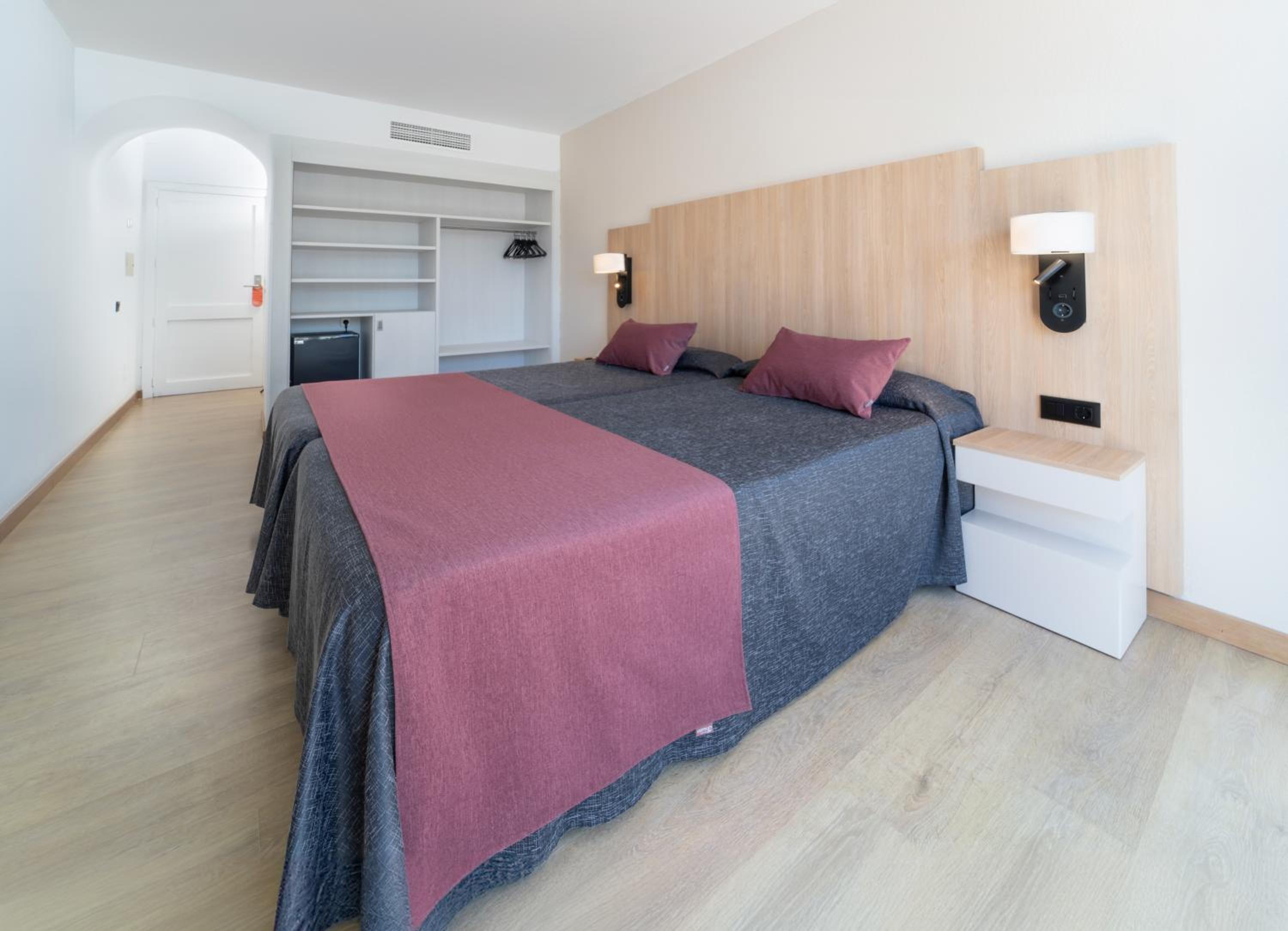 Double or Twin Room (3 Adults)