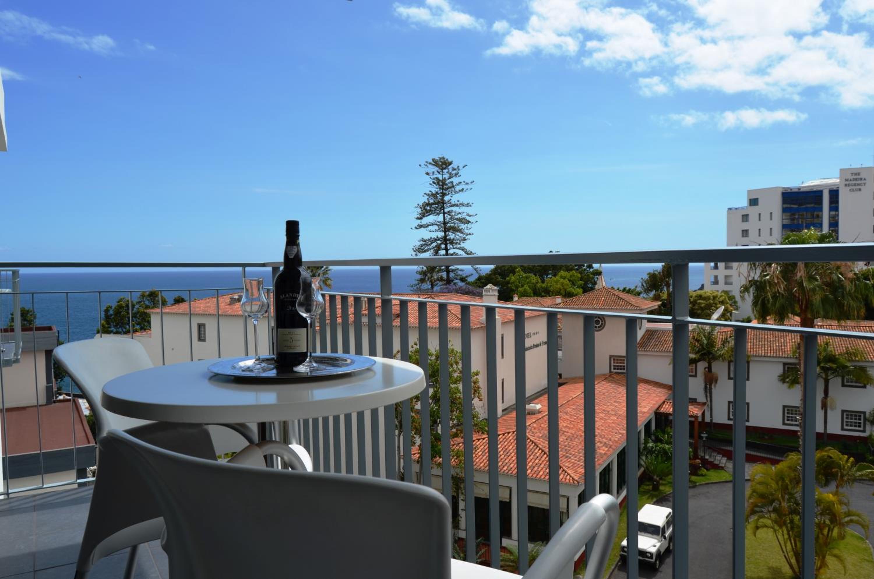 Double or Twin Room with Side Sea View - Photo 13