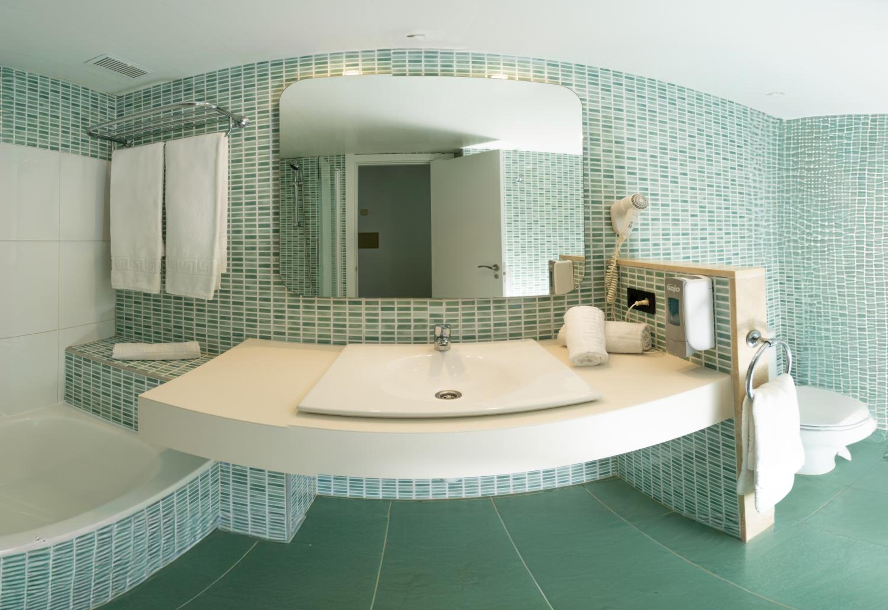 Superior Twin Room thumbnail 6