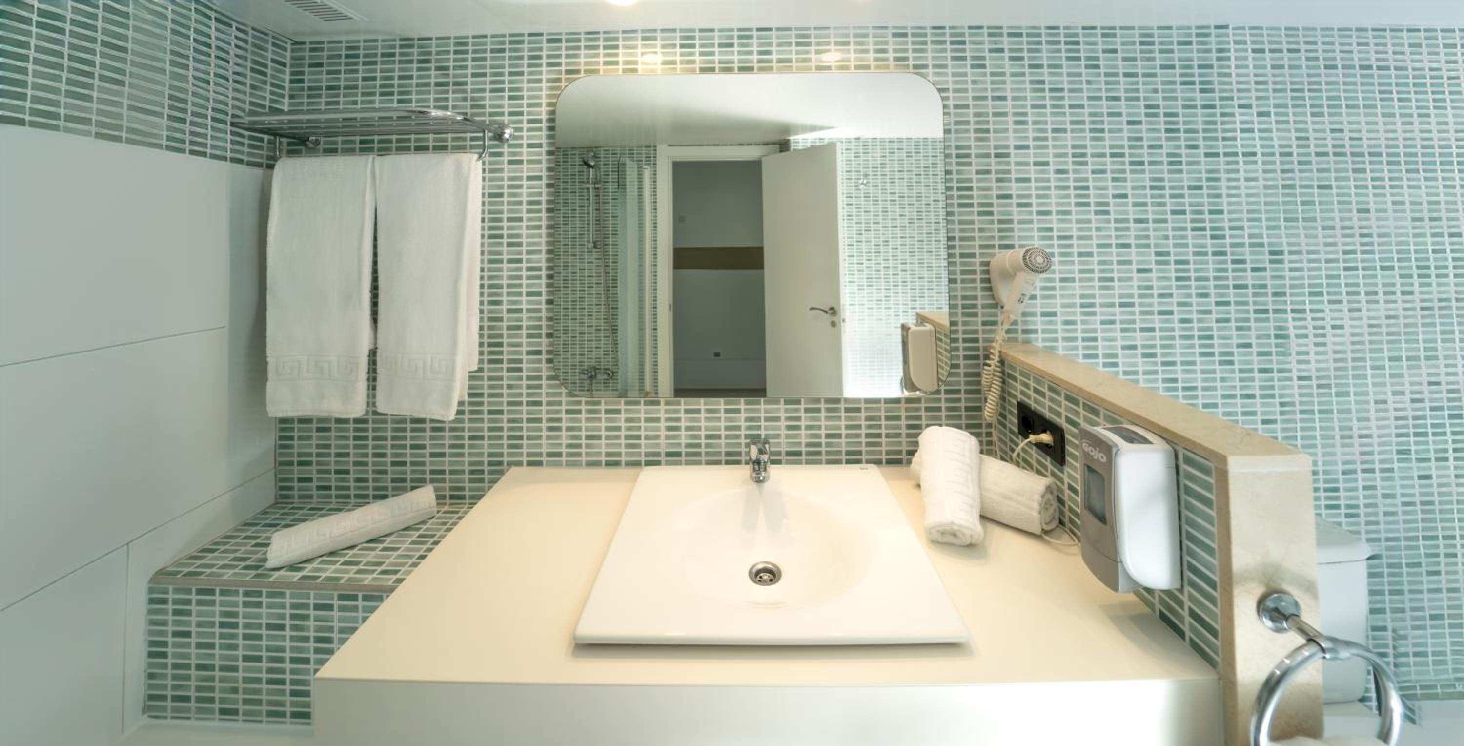 Superior Twin Room thumbnail 5