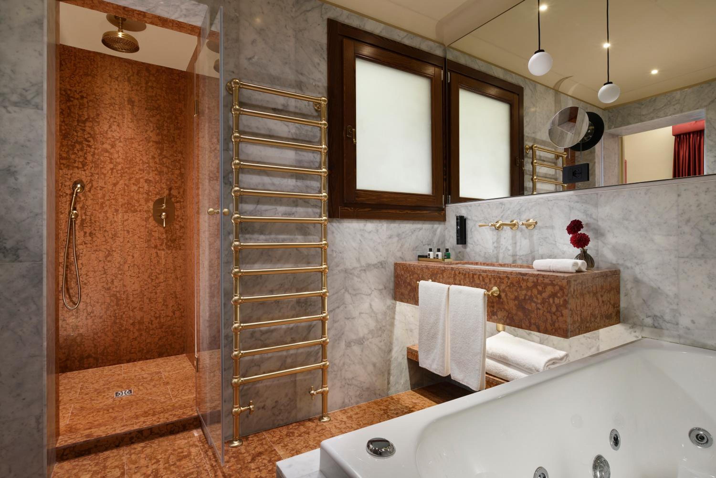Deluxe Suite with Spa Bath photo 3