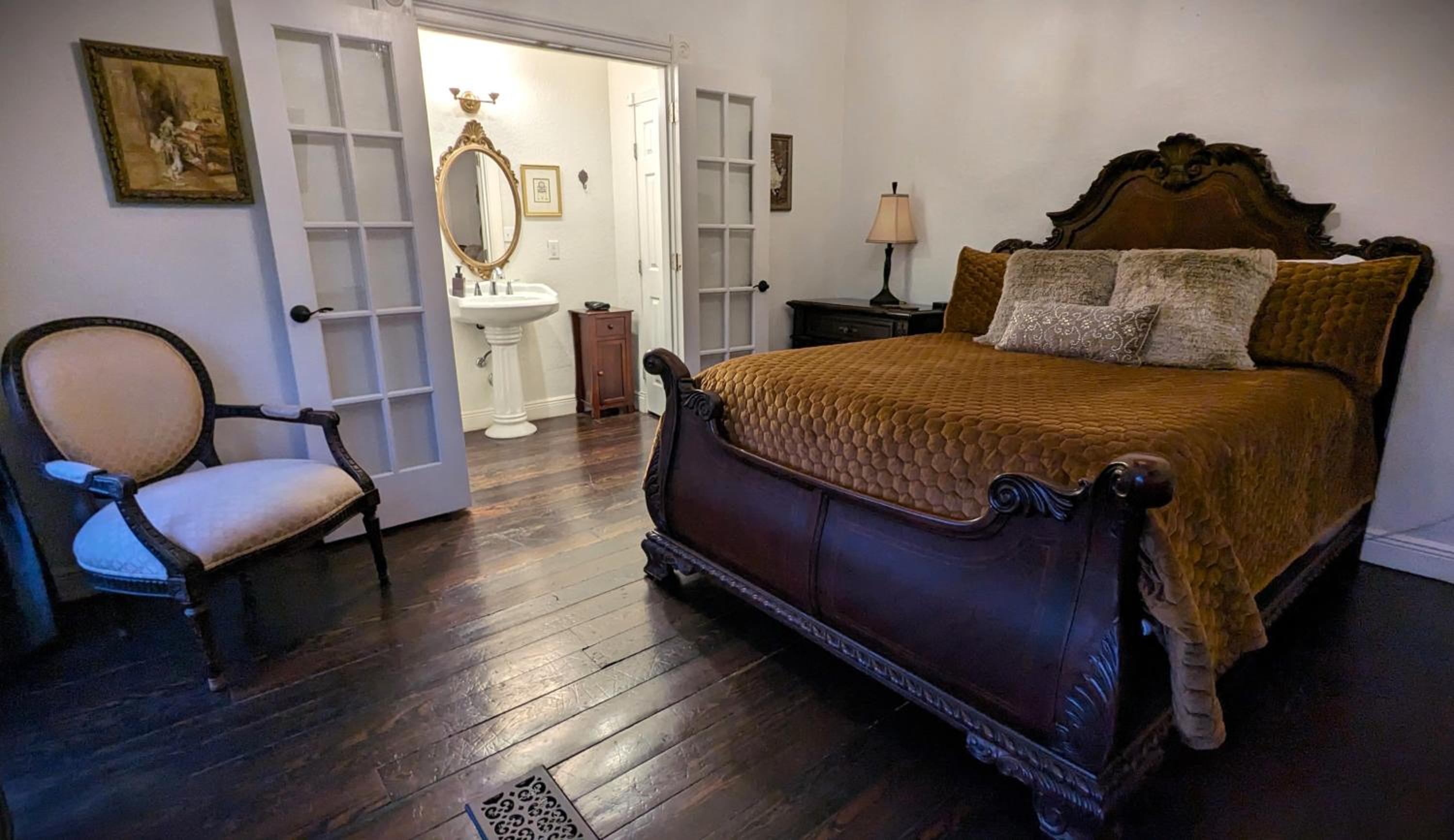 Deluxe Queen Room - Photo 8