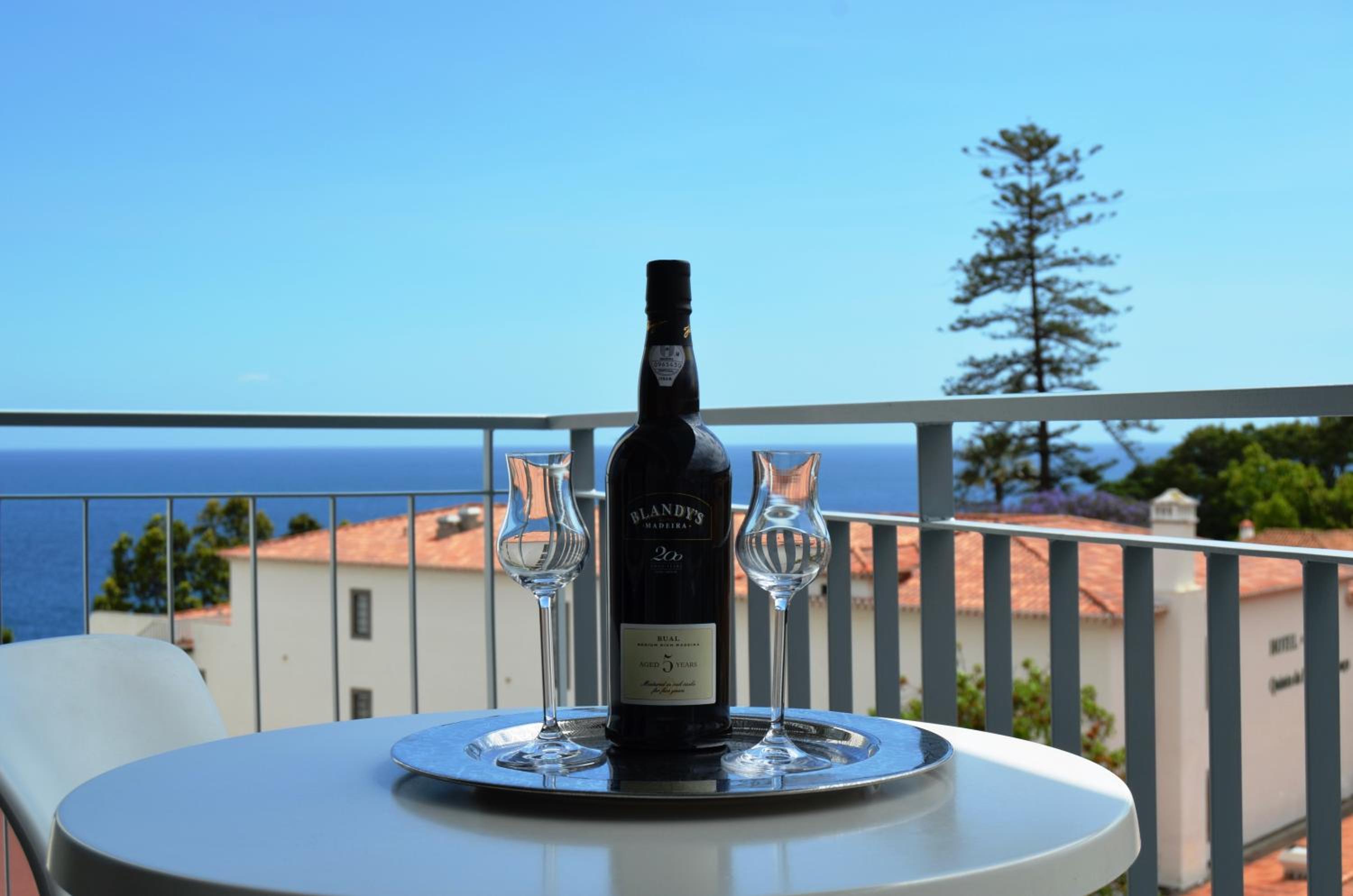 Double or Twin Room with Side Sea View - Photo 12